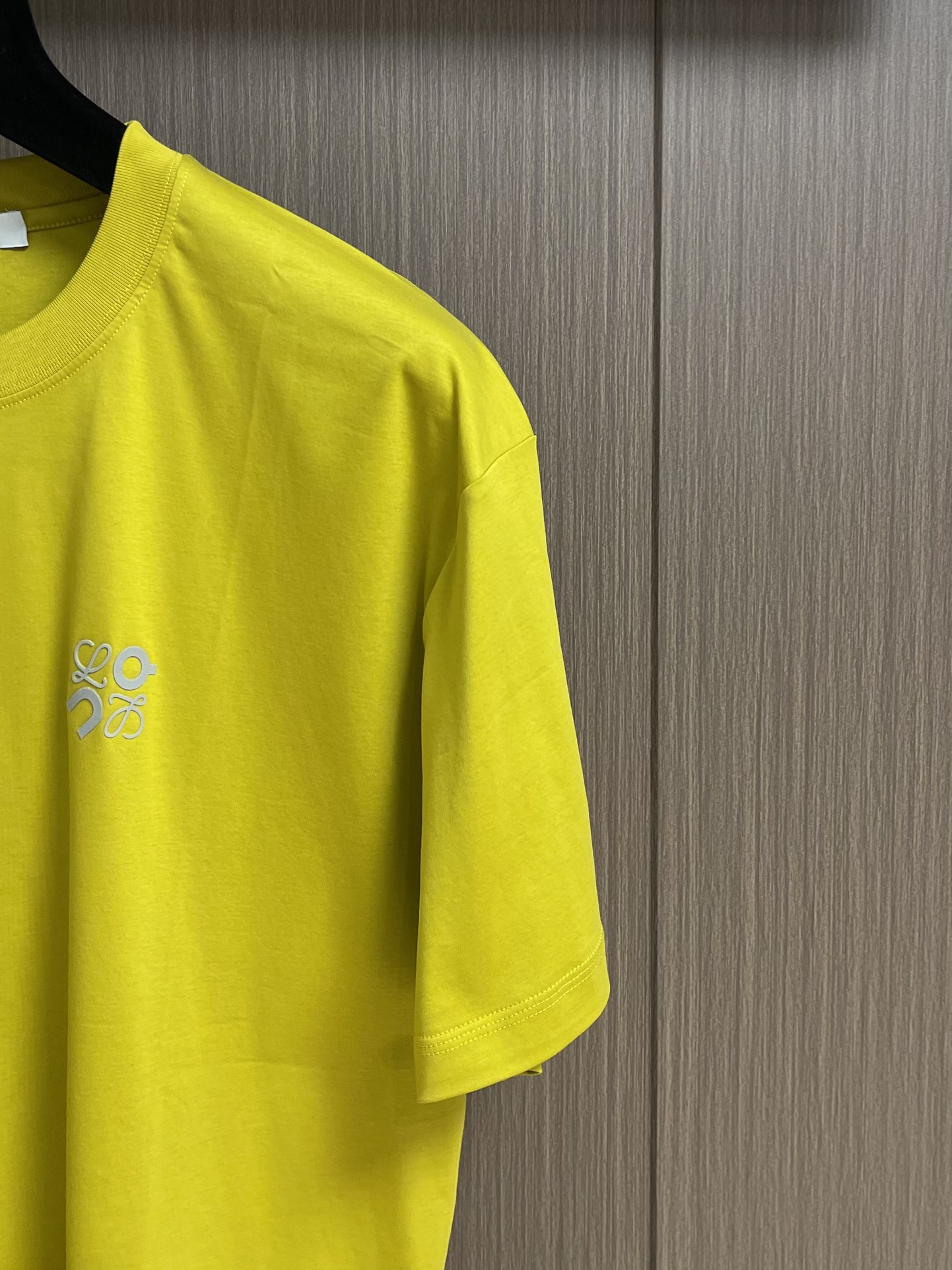 
Loewe x on 胸前压字母的休闲短袖T恤，以其简约而不失时尚的设计，成为了夏日衣橱中的必备单品。