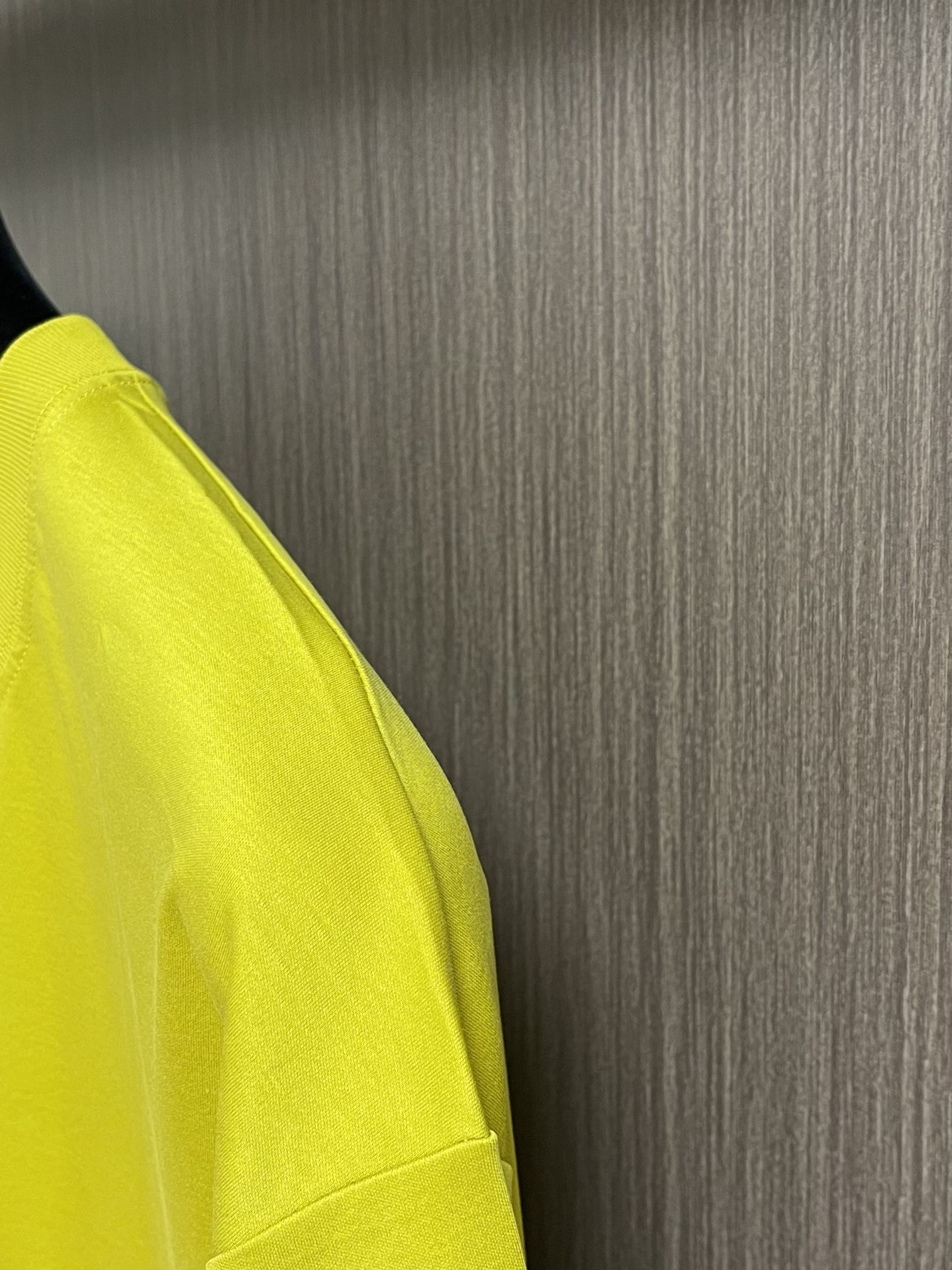 
Loewe x on 胸前压字母的休闲短袖T恤，以其简约而不失时尚的设计，成为了夏日衣橱中的必备单品。