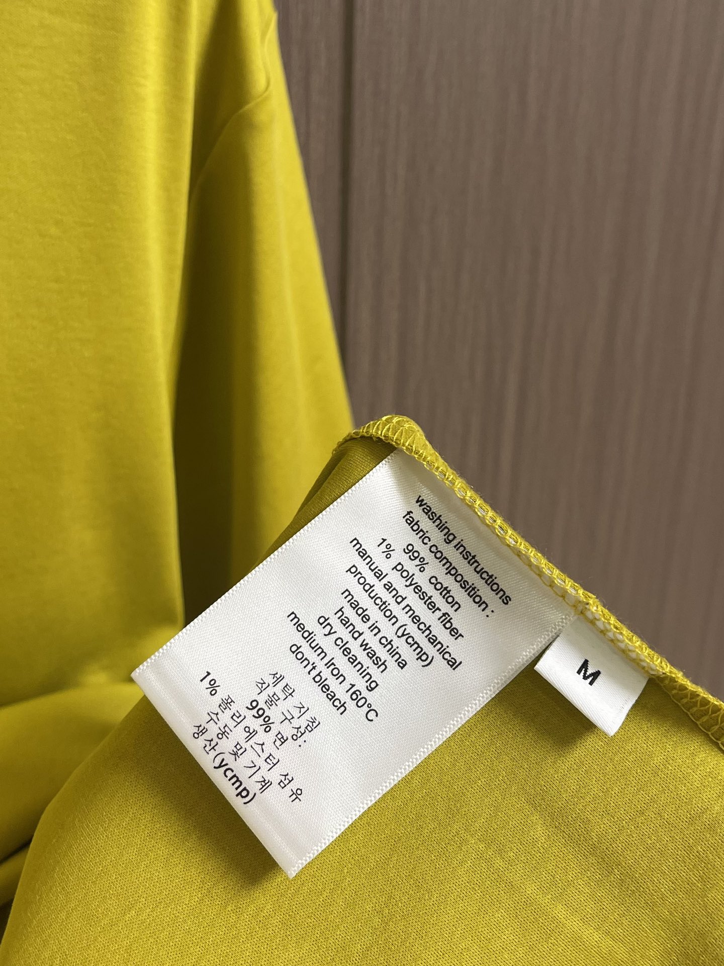 
Loewe x on 胸前压字母的休闲短袖T恤，以其简约而不失时尚的设计，成为了夏日衣橱中的必备单品。