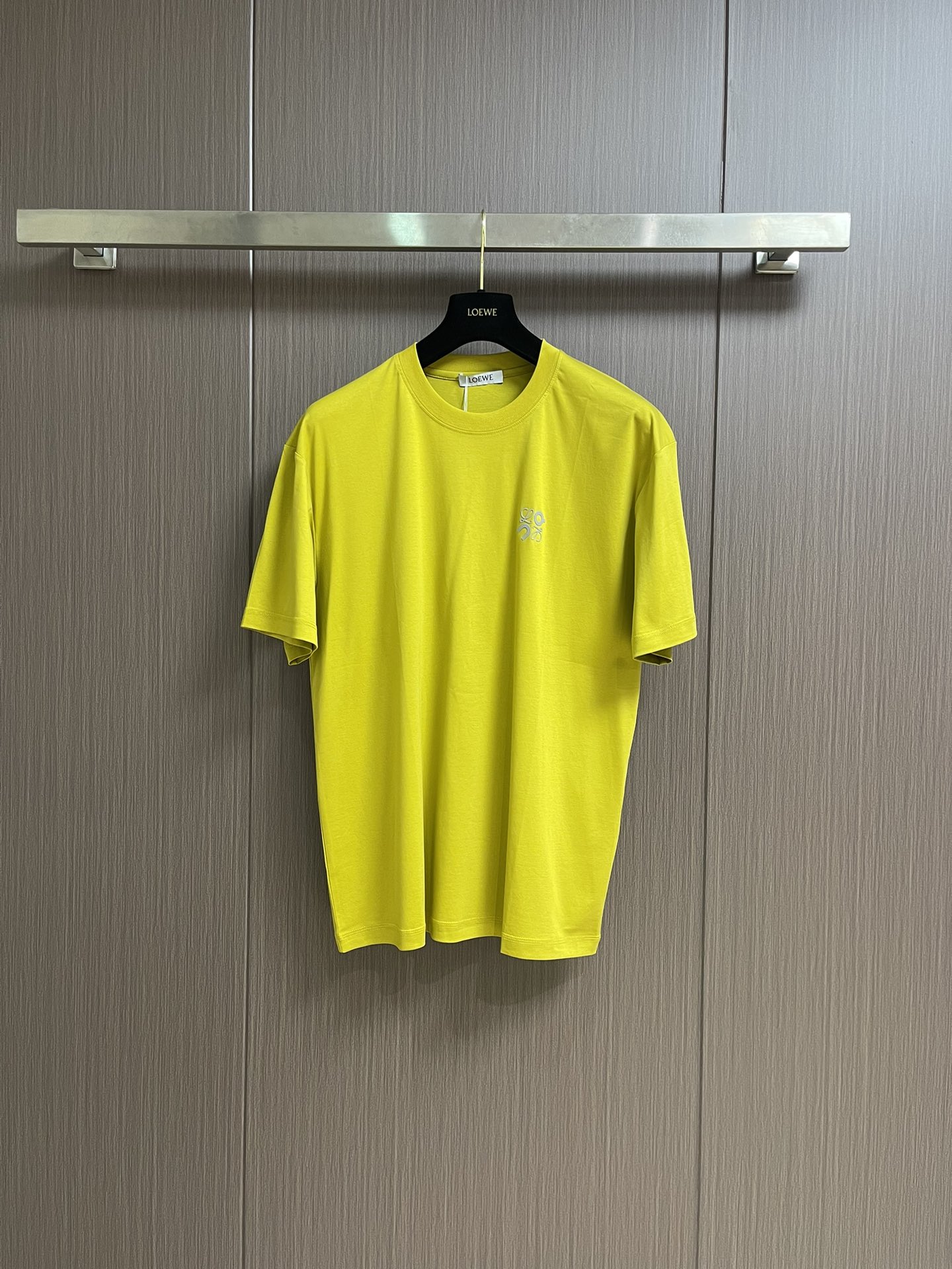 NO:515191,Loewe x on  The casual short-sleeved T-shirt with letters on the chest has become a must-have item in summer wardrobe with its simple but stylish design. This short-sleeved short-sleeved fabric is made of high-quality fabric, soft and comfortable, and has good breathability. It can keep the skin dry and comfortable even in the hot summer. Its style is loose and crisp, and can well modify the body shape. Whether it is matched with jeans or casual pants, it can be easily controlled, showing a casual and stylish style. The unique letter stamping design on the chest adds a bit of personality and fashion to the entire short-sleeved short-sleeved one. These letters or simple ones  Be generous, or fun, you can choose according to your personal preferences and show your unique style. Whether it is daily travel, friends' gatherings or outdoor leisure, this casual short sleeve with letters on your chest can become your perfect match, allowing you to stand out from the crowd and enjoy the relaxation and comfort of summer. In short, with its unique charm, it has become an indispensable fashion element in summer. Size XS-L,,loewe, jeans, T-shirt,tees, t-shirt, alexander  wang19860909Loewe x on 胸前压字母的休闲短袖T恤,以其简约而不失时尚的设计,成为了夏日衣橱中的必备单品.这款短袖采用优质面料,柔软舒适,透气性好,即使在炎炎夏日也能保持肌肤的干爽与自在.其版型宽松而不失挺括,能够很好地修饰身形,无论是搭配牛仔裤还是休闲裤,都能轻松驾驭,展现出随性而不失格调的休闲风范.胸前独特的字母压印设计,为整件短袖增添了几分个性与时尚感.这些字母或简约大方,或趣味十足,能够根据个人喜好进行选择,彰显独特的自我风格.无论是日常出行、朋友聚会还是户外休闲,这款胸前压字母的休闲短袖都能成为你的完美搭配,让你在人群中脱颖而出,尽享夏日的轻松与惬意.总之,它以其独特的魅力,成为了夏日里不可或缺的时尚元素.尺码XS-L,,loewe,jeans,T-shirt,tees，t-shirt,alexander wang,Men's clothing