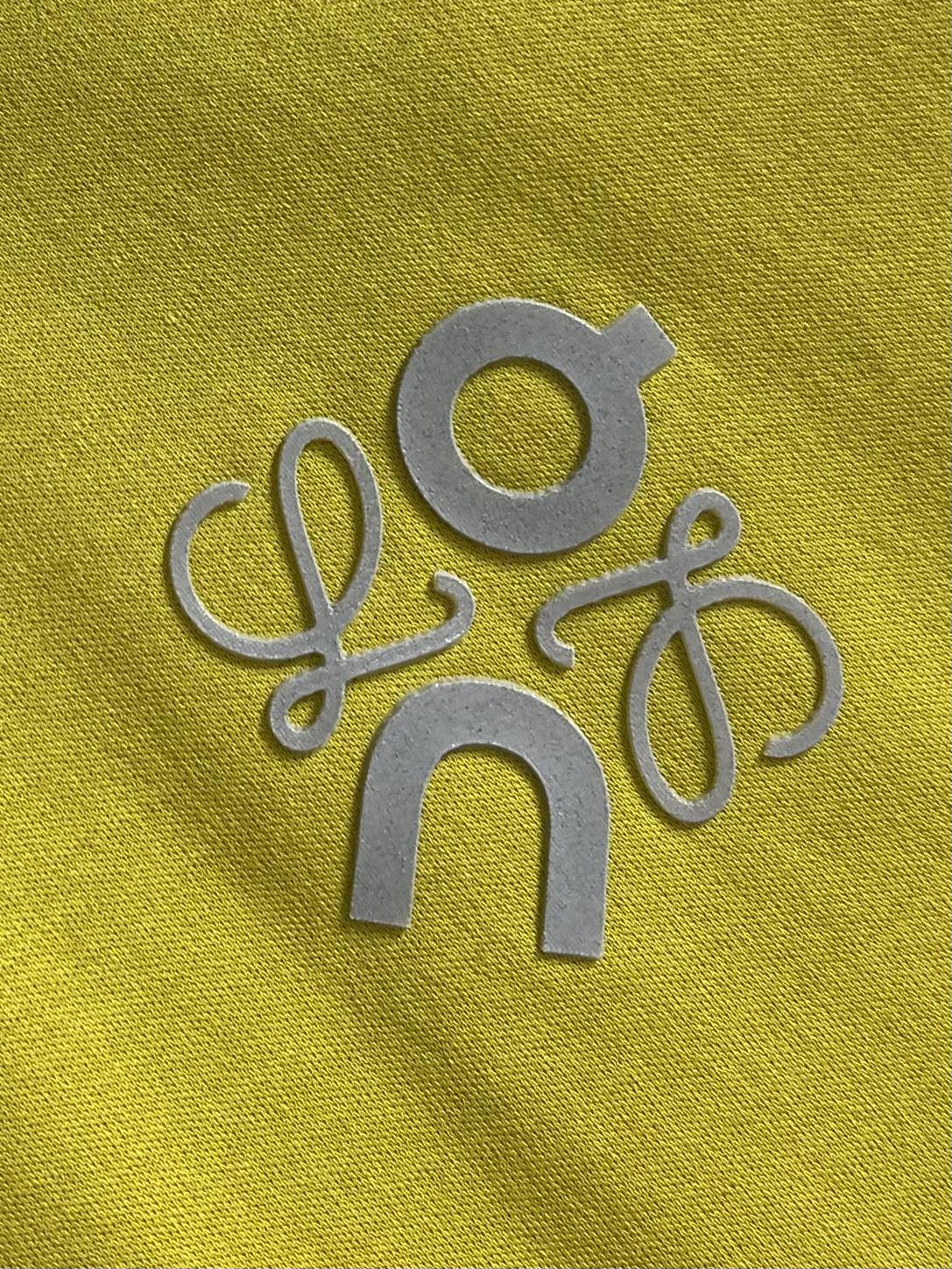 
Loewe x on 胸前压字母的休闲短袖T恤，以其简约而不失时尚的设计，成为了夏日衣橱中的必备单品。