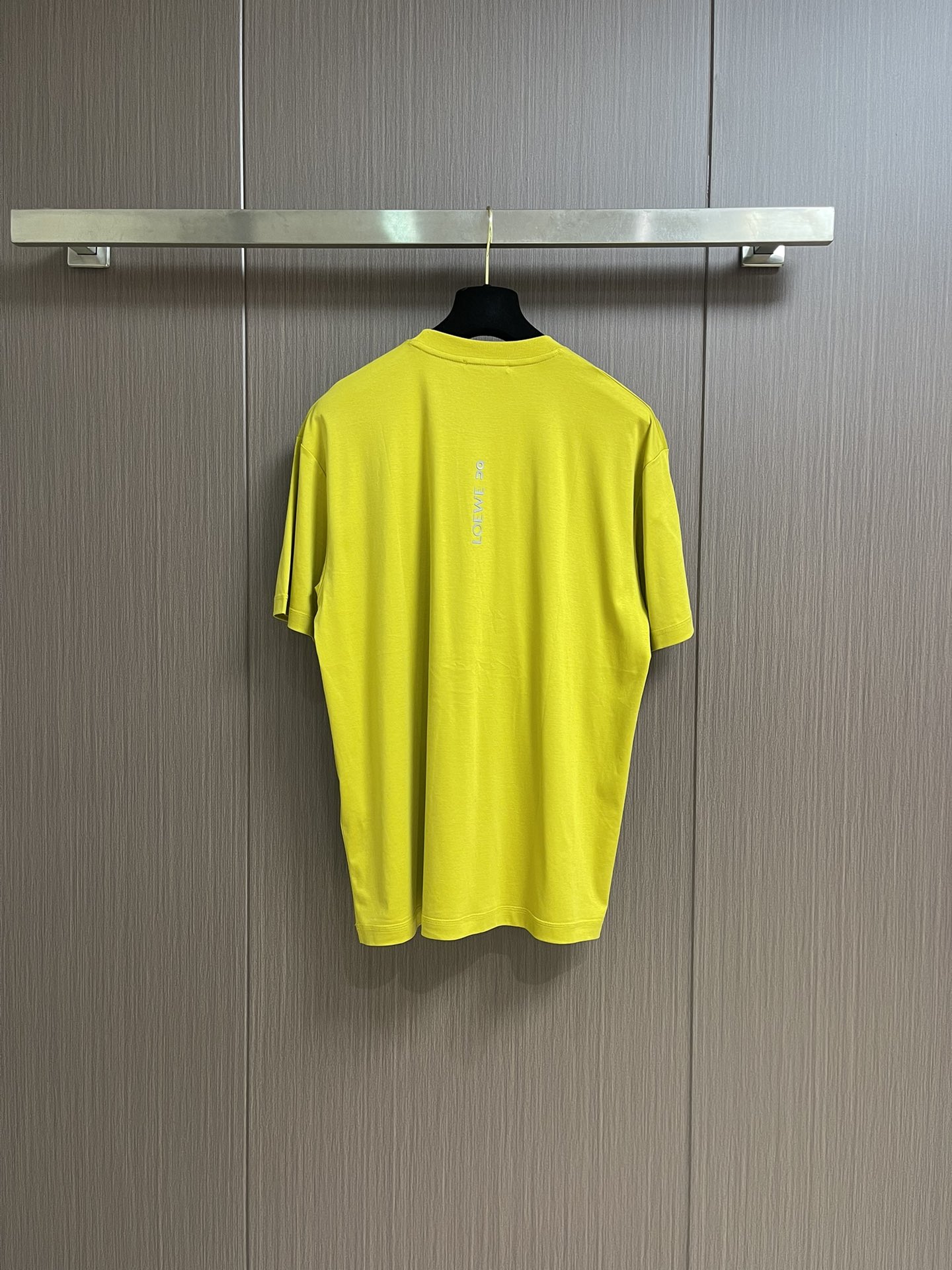 
Loewe x on 胸前压字母的休闲短袖T恤，以其简约而不失时尚的设计，成为了夏日衣橱中的必备单品。
