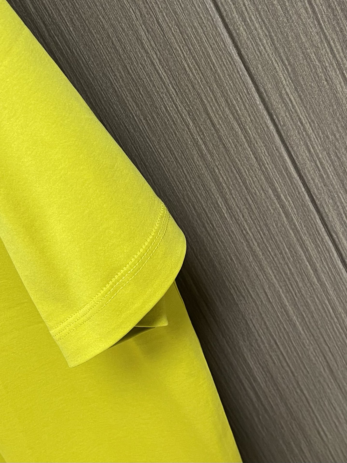 
Loewe x on 胸前压字母的休闲短袖T恤，以其简约而不失时尚的设计，成为了夏日衣橱中的必备单品。