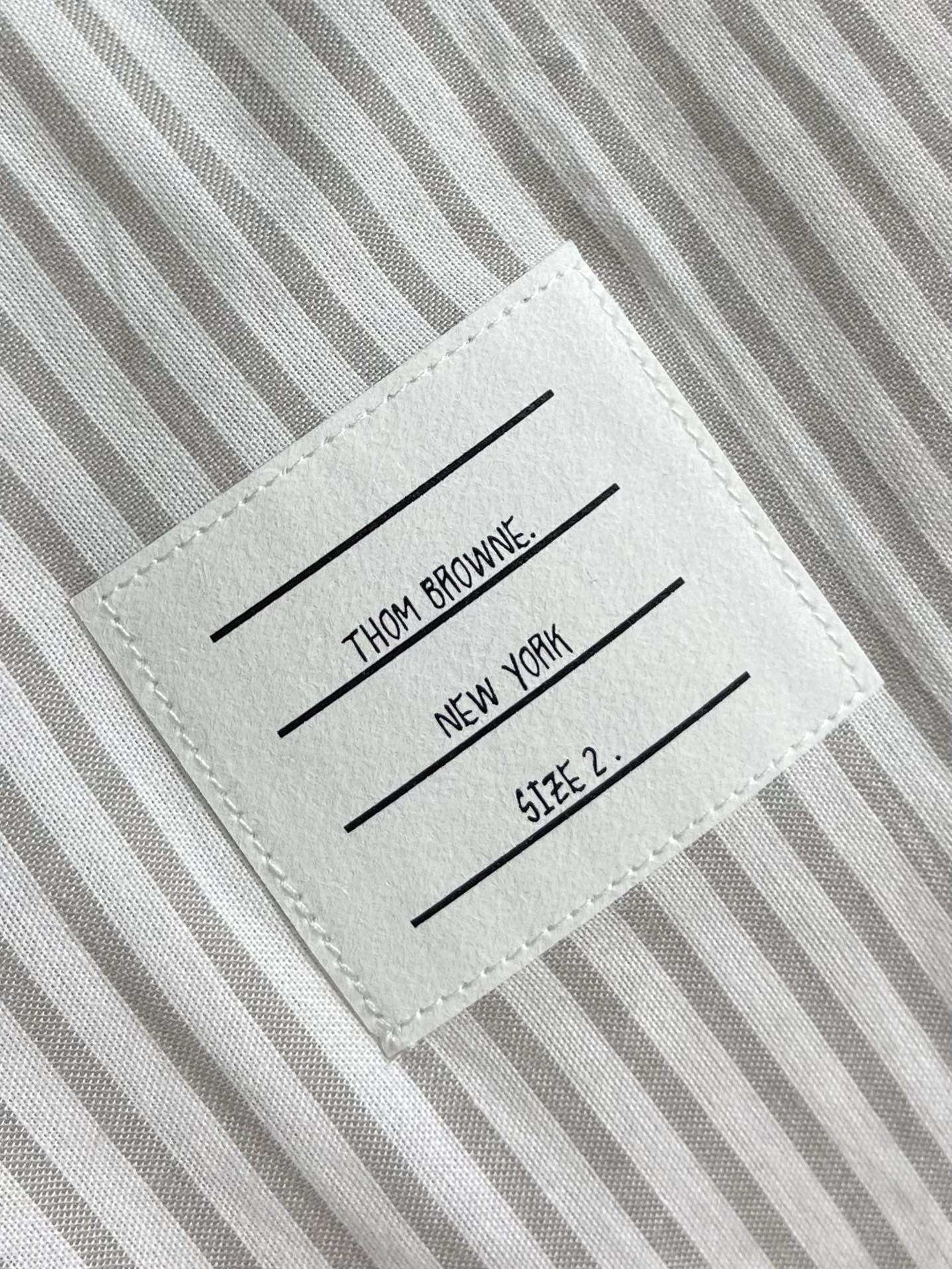 
TB THOM BROWNE 织带条纹衬衫，定制全棉色织条纹天然织料 清爽细腻 舒适贴肤 低调深灰邂逅