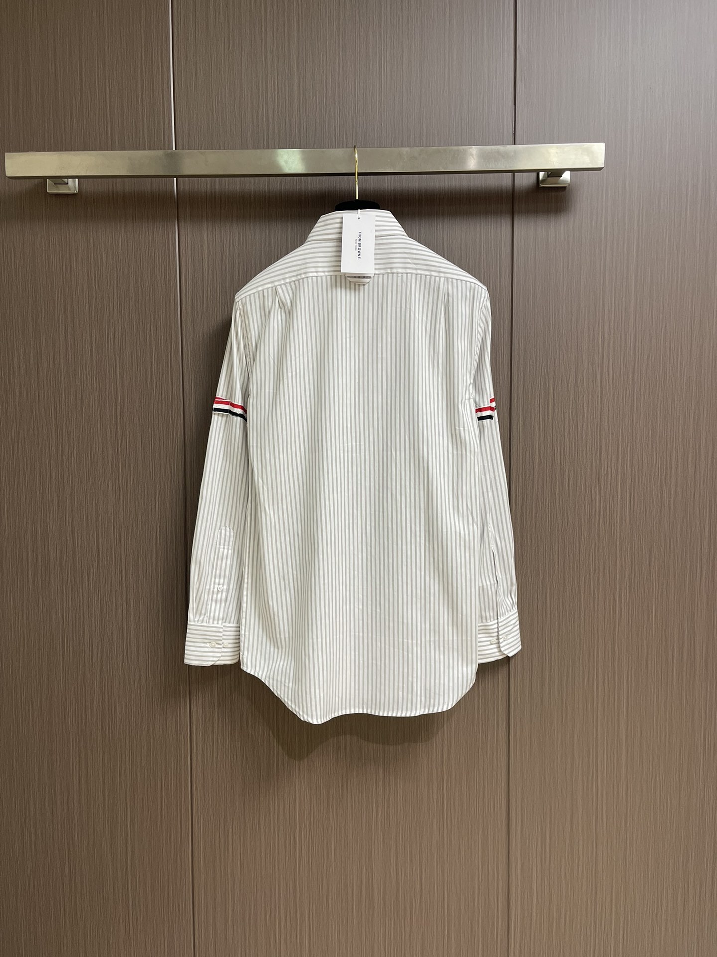 
TB THOM BROWNE 织带条纹衬衫，定制全棉色织条纹天然织料 清爽细腻 舒适贴肤 低调深灰邂逅