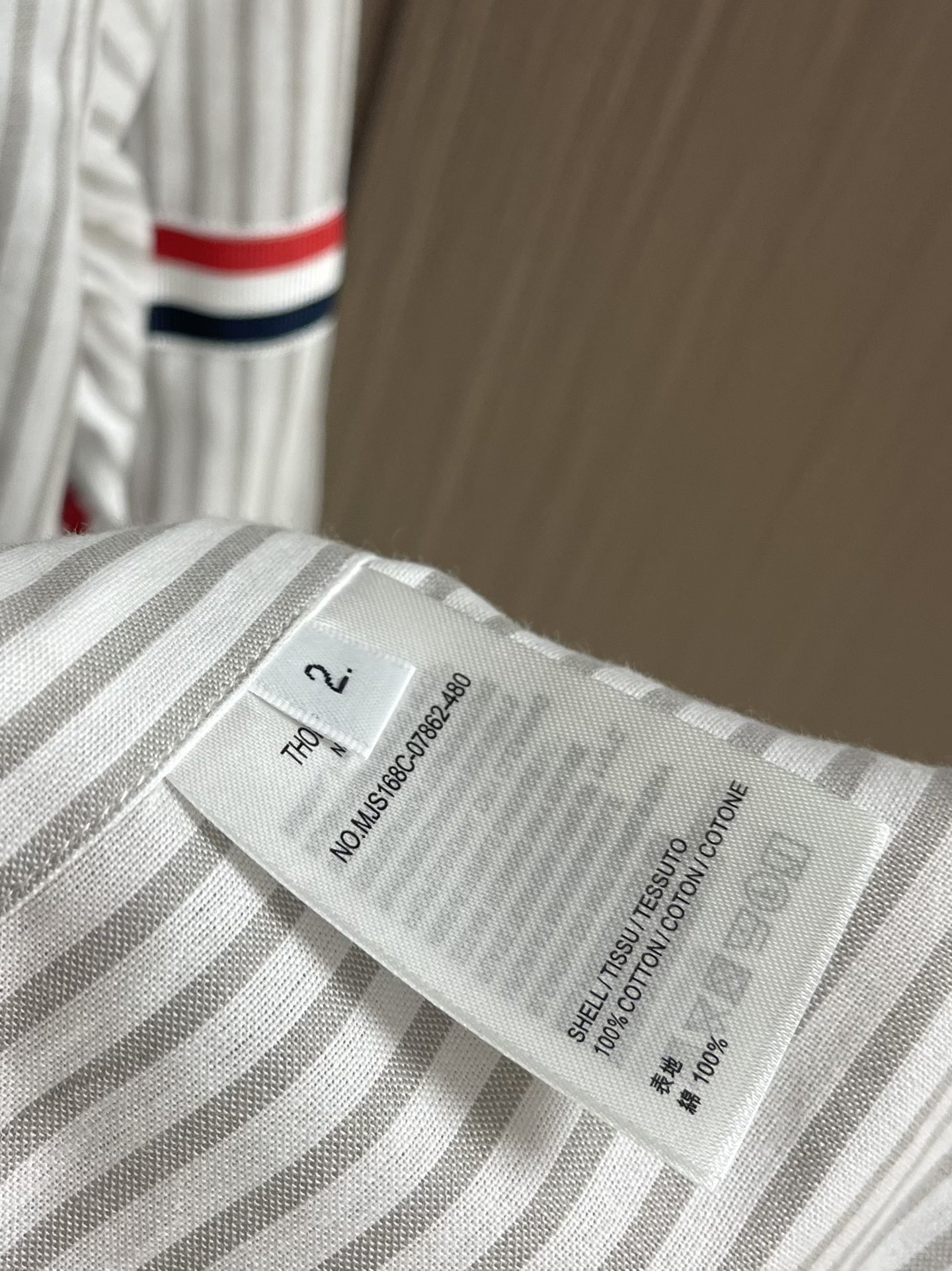 
TB THOM BROWNE 织带条纹衬衫，定制全棉色织条纹天然织料 清爽细腻 舒适贴肤 低调深灰邂逅