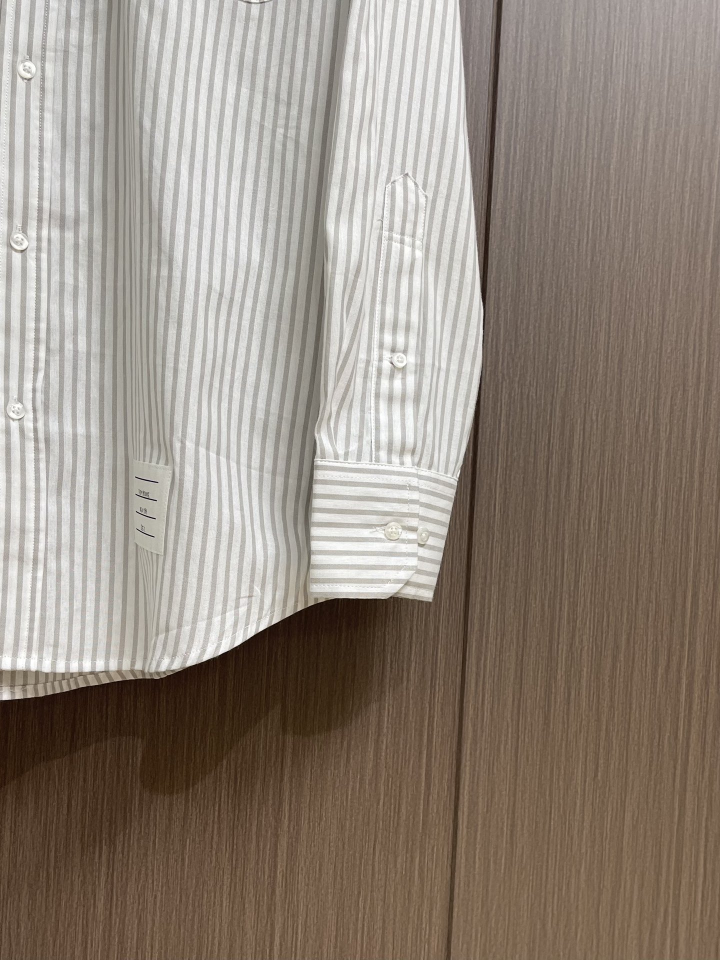 
TB THOM BROWNE 织带条纹衬衫，定制全棉色织条纹天然织料 清爽细腻 舒适贴肤 低调深灰邂逅