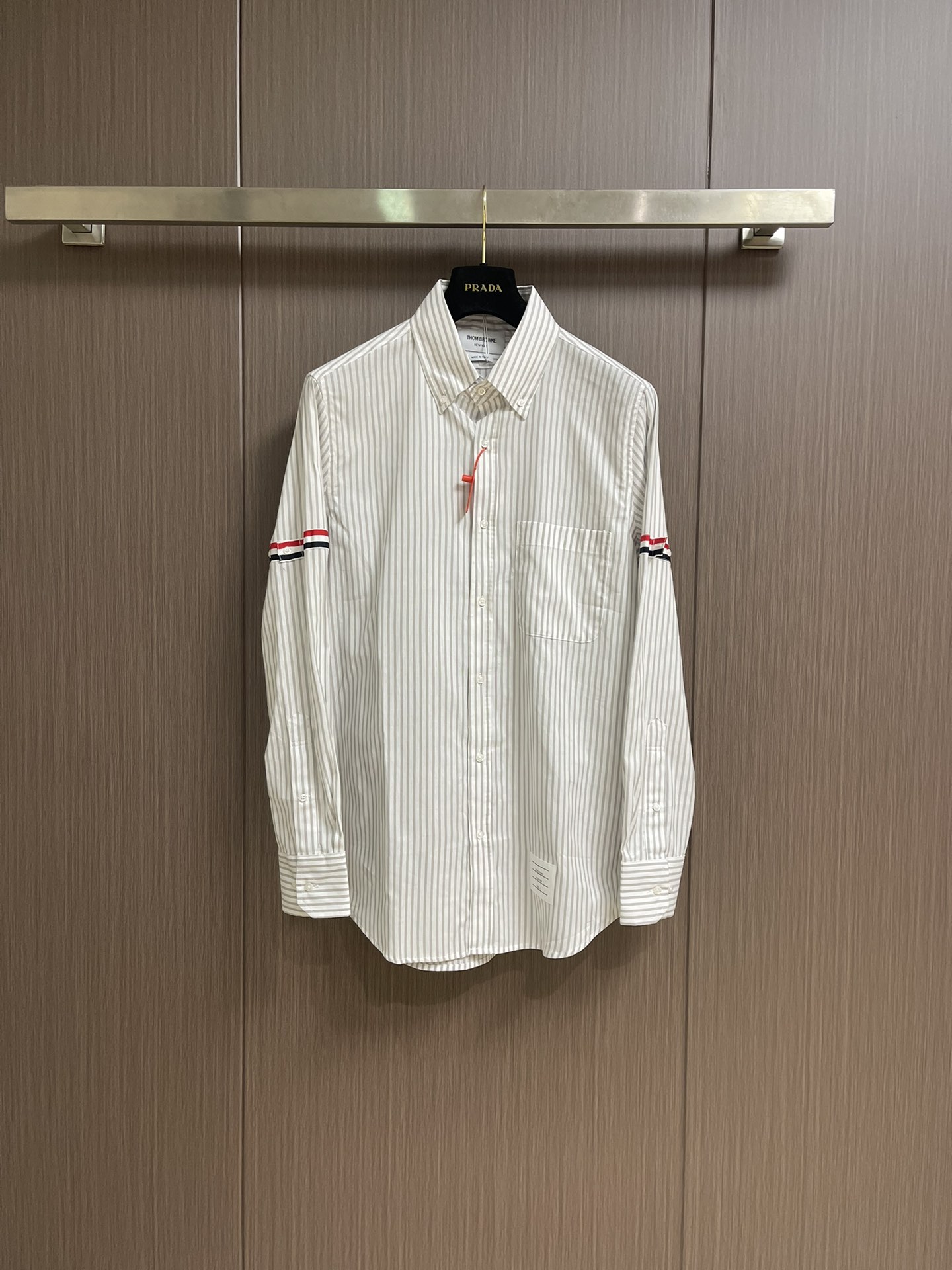 NO:514150,TB THOM BROWNE Webbing striped shirt, customized cotton woven striped natural weaving, refreshing and delicate, comfortable skin, low-key dark grey encounters classic stripes, deep and restrained stripes crisscrossing, unique and recognizable iconic striped grosgrain logo ornamental arm rings, elegantly wrapped around the sleeves, TB unique imprint labels are embellished at the hem, webbing is embellished like the finishing touch, three-color stripes are like a lively note, breaking the monotonym, injecting vitality and exquisiteness, is the condensation of the brand spirit, and is also a metaphor of identity, versatile, no boundaries, fashion and three-dimensional cutting, return to traditional craftsmanship techniques, through segmentation, folding, shrinking, and stretching techniques, the so-called slow work is the pursuit of material's pursuing feel, complex work, cumbersome, slow time, high loss, hot slabs are all made of high temperature over the purifier  Through the synergy between the heating plate and the pressure roller, apply high temperature and pressure to the fabric to make the surface of the fabric flat and crisp, wear-resistant and washable, the fabric is washed, with better texture, not easy to deform, not easy to shrink, not easy to fade, maintain long-term beauty. Size S-XL 1-2-3-4,,shirts,alexander wang19860909TB THOM BROWNE 织带条纹衬衫,定制全棉色织条纹天然织料 清爽细腻 舒适贴肤 低调深灰邂逅经典条纹 深邃而内敛条纹纵横交错 独具辨识度的标志性条纹罗缎标饰臂环 优雅地缠绕在袖臂之上 TB独特印记标签点缀于下摆处 织带为缀 如同点睛之笔 三色条纹似灵动音符 打破单调 注入活力与精致感 是品牌精神的凝练 亦是身份的隐喻 百搭不设限 时尚无边界,人体立体裁剪 回归传统工艺手法 通过分割 折叠 抽缩 拉展技术手法 所谓慢工出细活是对材料的尊重对手感的追求 做工复杂 繁琐 时效慢 损耗高,烫朴位均用高温过朴机 通过加热板和压力辊的协同作用 对布料施加高温和压力 使布料表面平整挺括 耐磨耐洗,面料都经过浇洗 手感质感更佳 不易变形 不易缩水 不易褪色 保持长久的美观.尺码S-XL 1-2-3-4,,shirts,alexander wang,Men's clothing