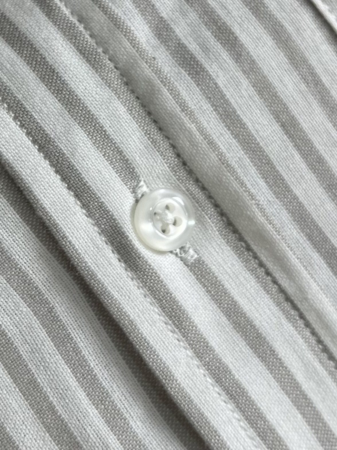 
TB THOM BROWNE 织带条纹衬衫，定制全棉色织条纹天然织料 清爽细腻 舒适贴肤 低调深灰邂逅