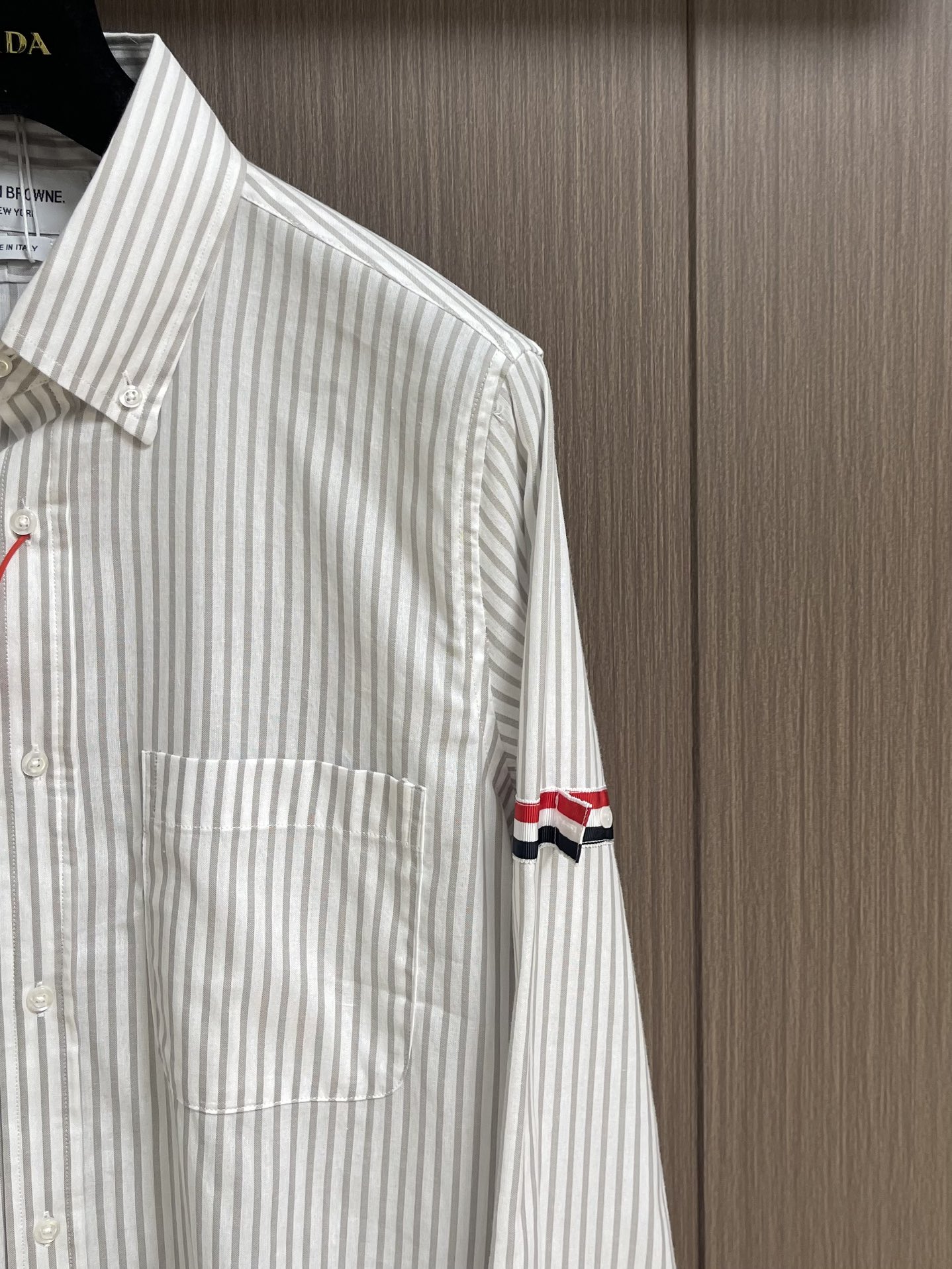 
TB THOM BROWNE 织带条纹衬衫，定制全棉色织条纹天然织料 清爽细腻 舒适贴肤 低调深灰邂逅