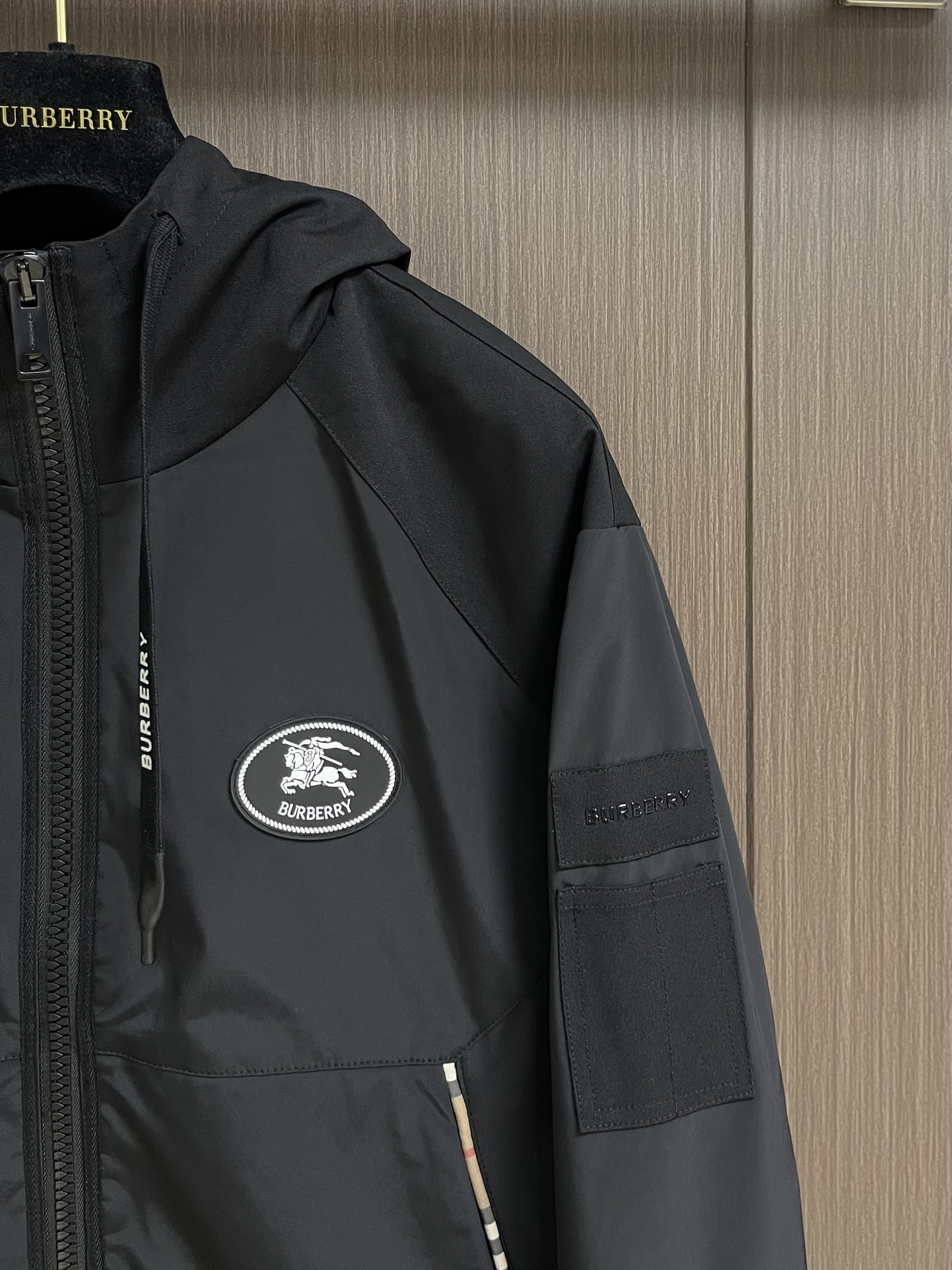 
Burbeyyr 2025ss早秋男士连帽夹克外套，极简的基础上衍生出非凡的创意，用巧妙的设计手法进行