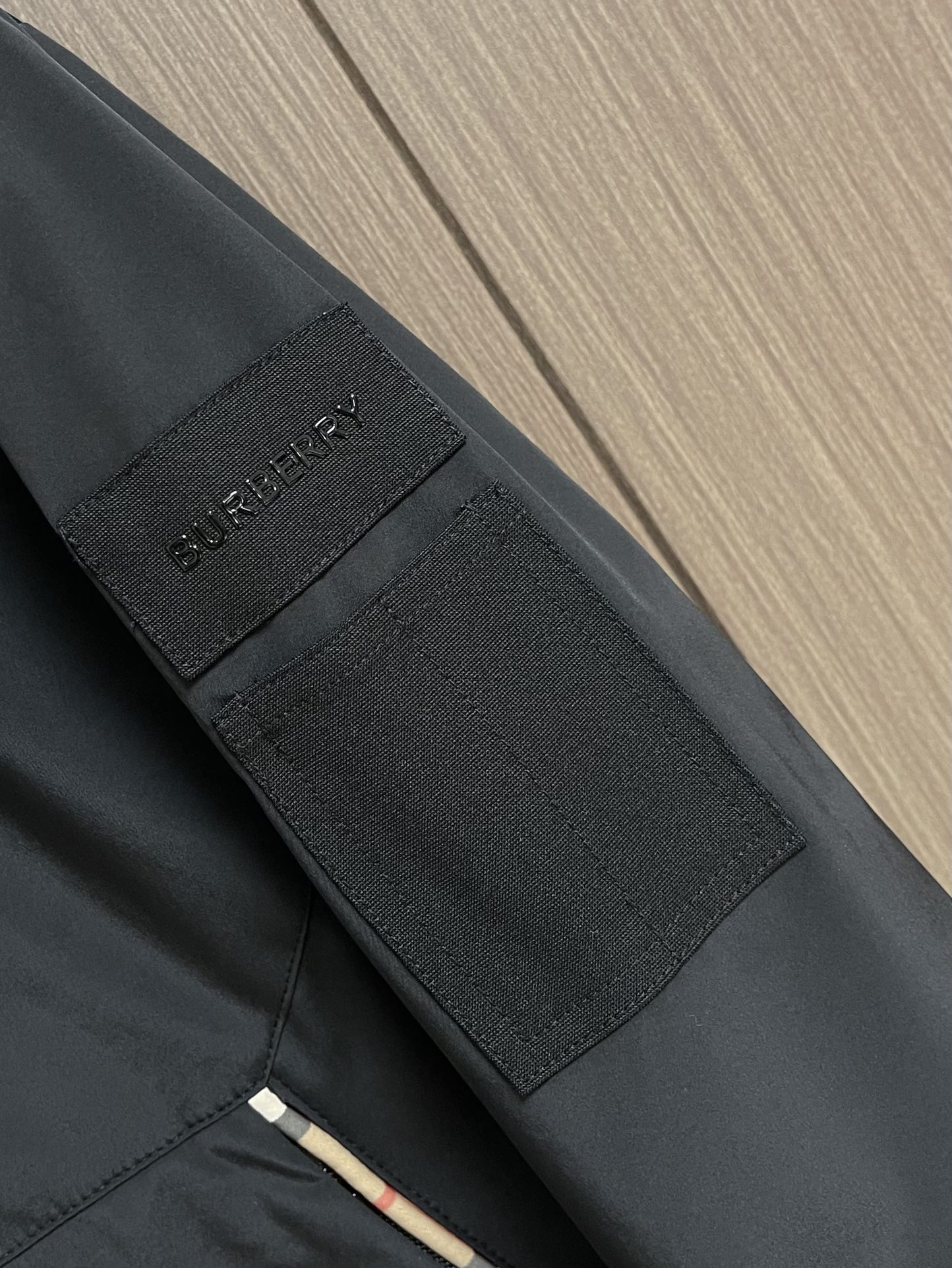 
Burbeyyr 2025ss早秋男士连帽夹克外套，极简的基础上衍生出非凡的创意，用巧妙的设计手法进行