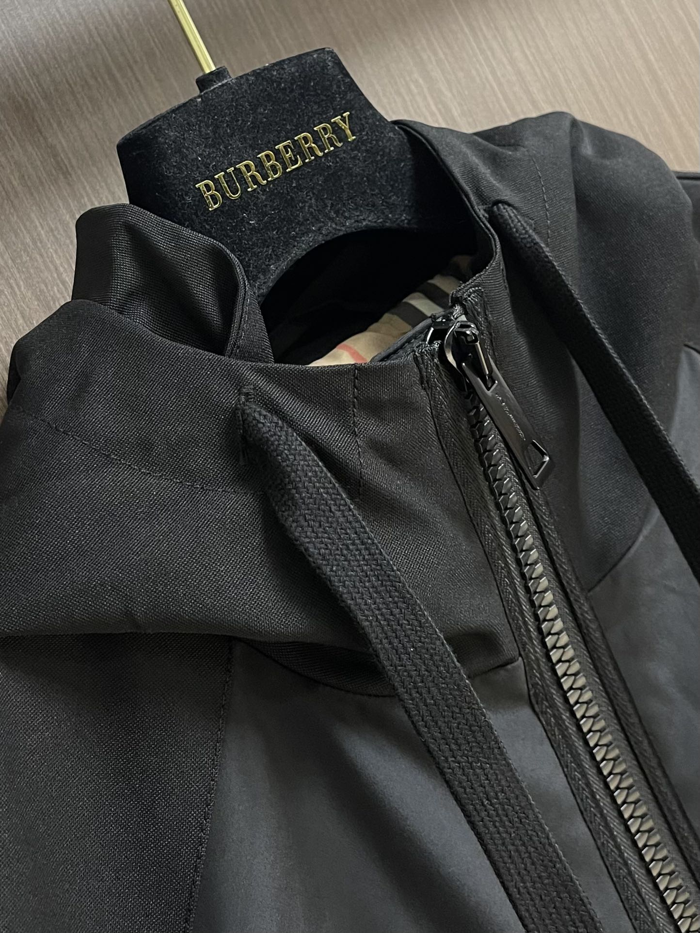 
Burbeyyr 2025ss早秋男士连帽夹克外套，极简的基础上衍生出非凡的创意，用巧妙的设计手法进行