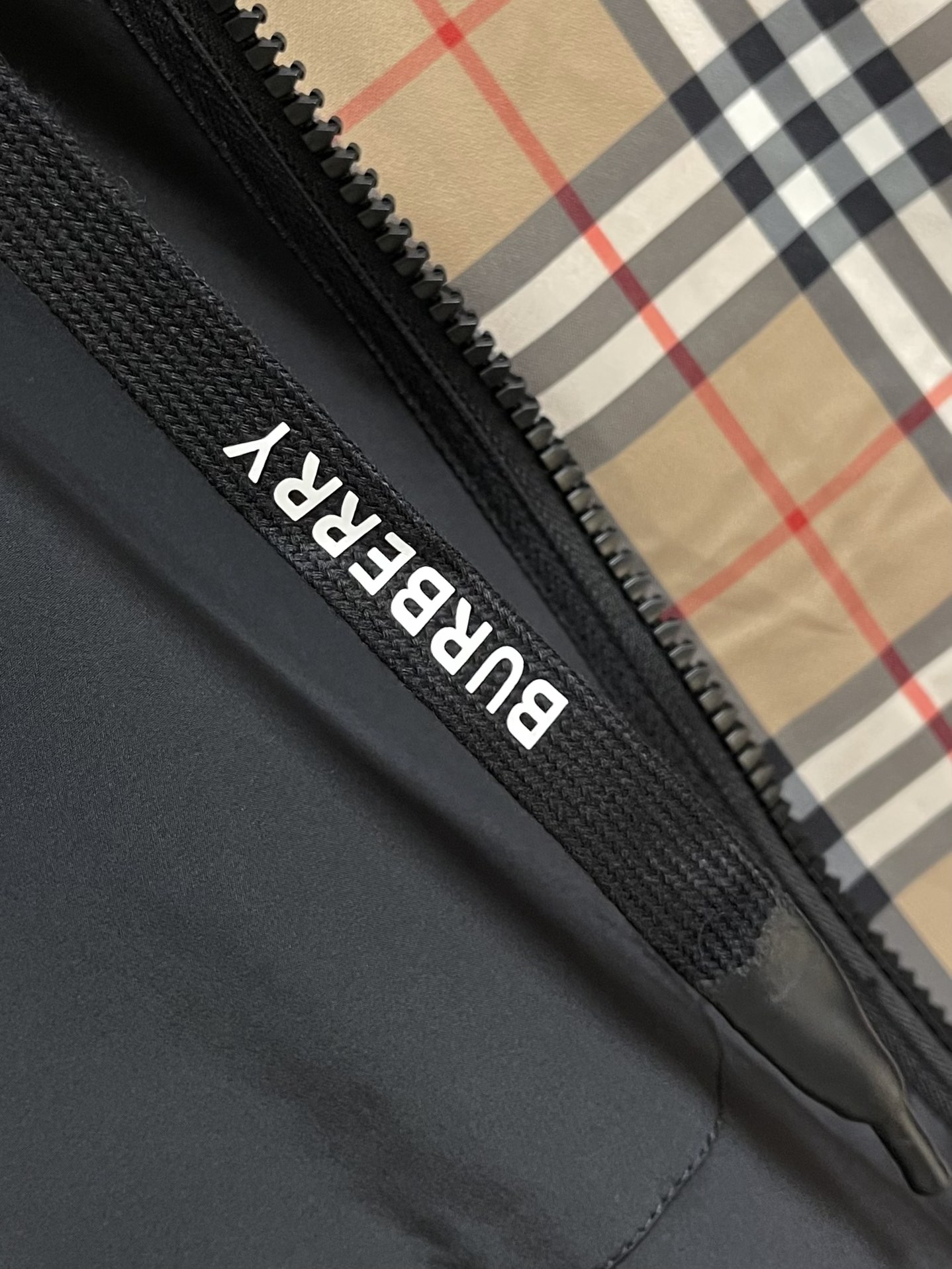 
Burbeyyr 2025ss早秋男士连帽夹克外套，极简的基础上衍生出非凡的创意，用巧妙的设计手法进行