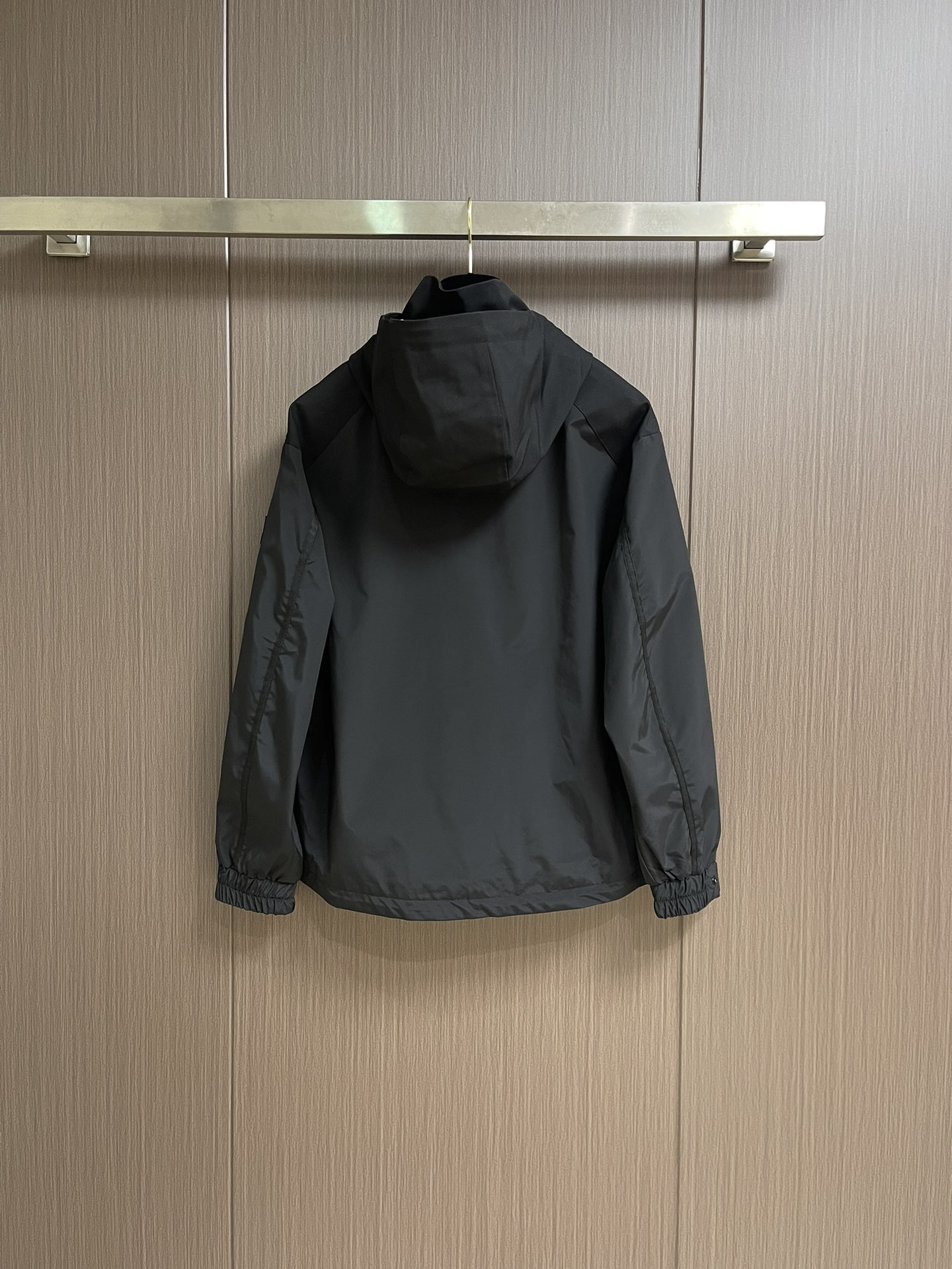 
Burbeyyr 2025ss早秋男士连帽夹克外套，极简的基础上衍生出非凡的创意，用巧妙的设计手法进行