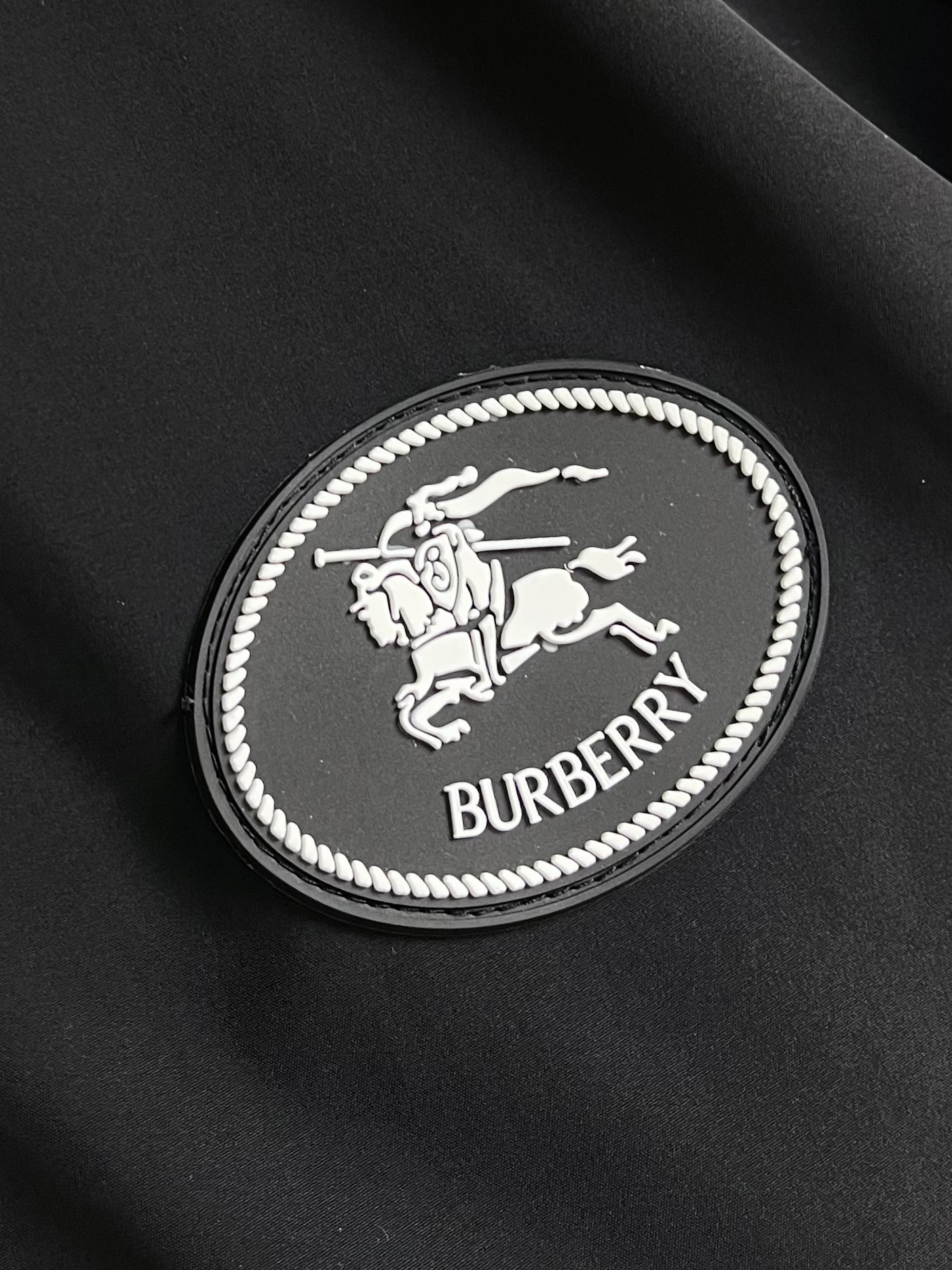 
Burbeyyr 2025ss早秋男士连帽夹克外套，极简的基础上衍生出非凡的创意，用巧妙的设计手法进行