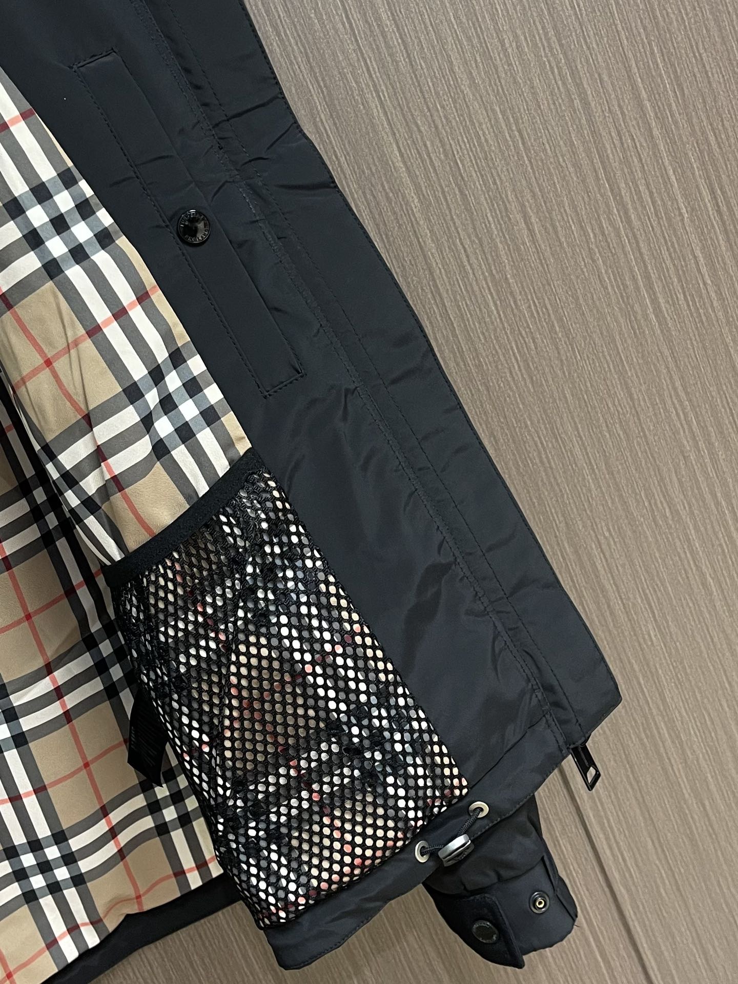 
Burbeyyr 2025ss早秋男士连帽夹克外套，极简的基础上衍生出非凡的创意，用巧妙的设计手法进行