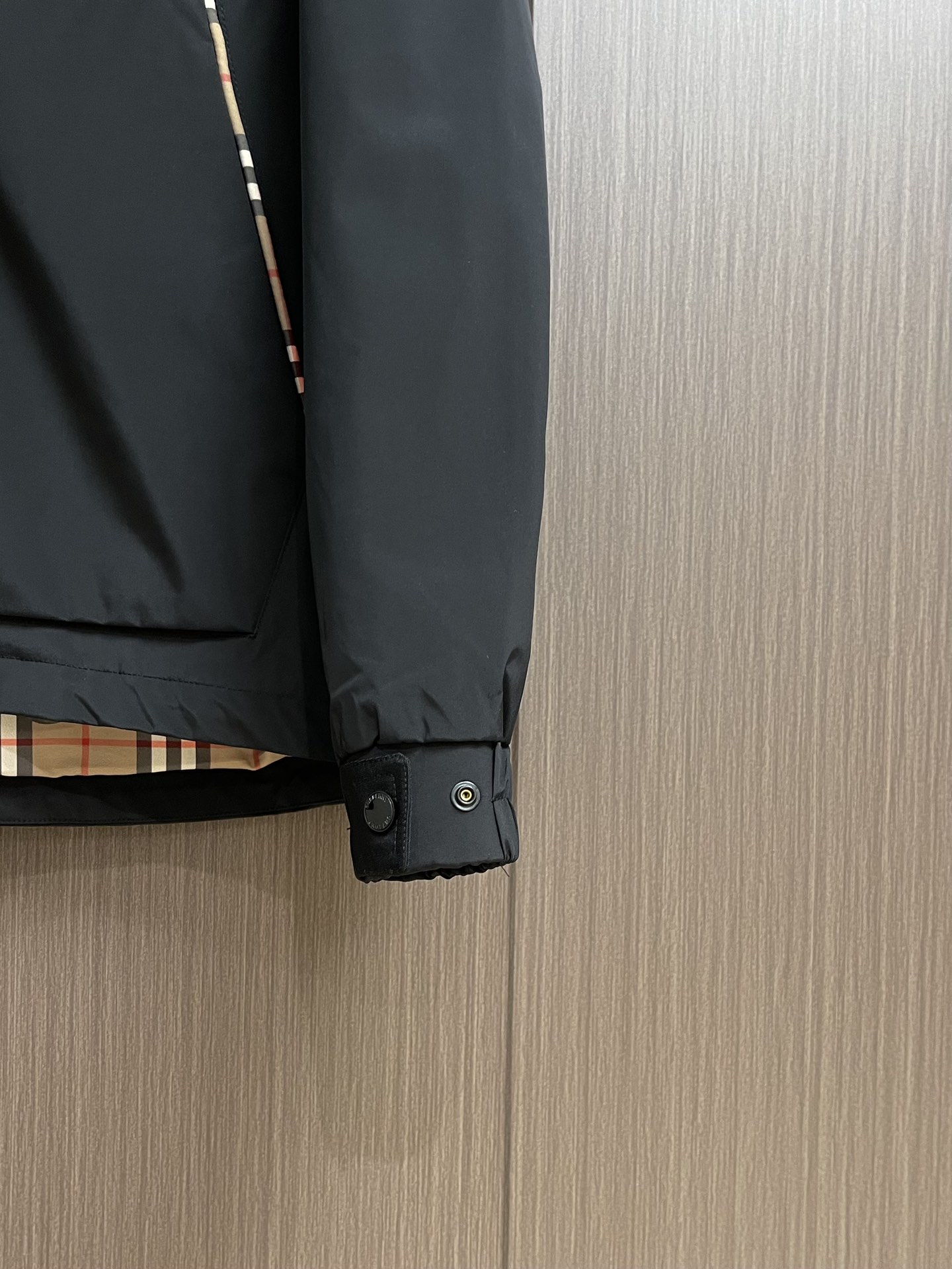 
Burbeyyr 2025ss早秋男士连帽夹克外套，极简的基础上衍生出非凡的创意，用巧妙的设计手法进行