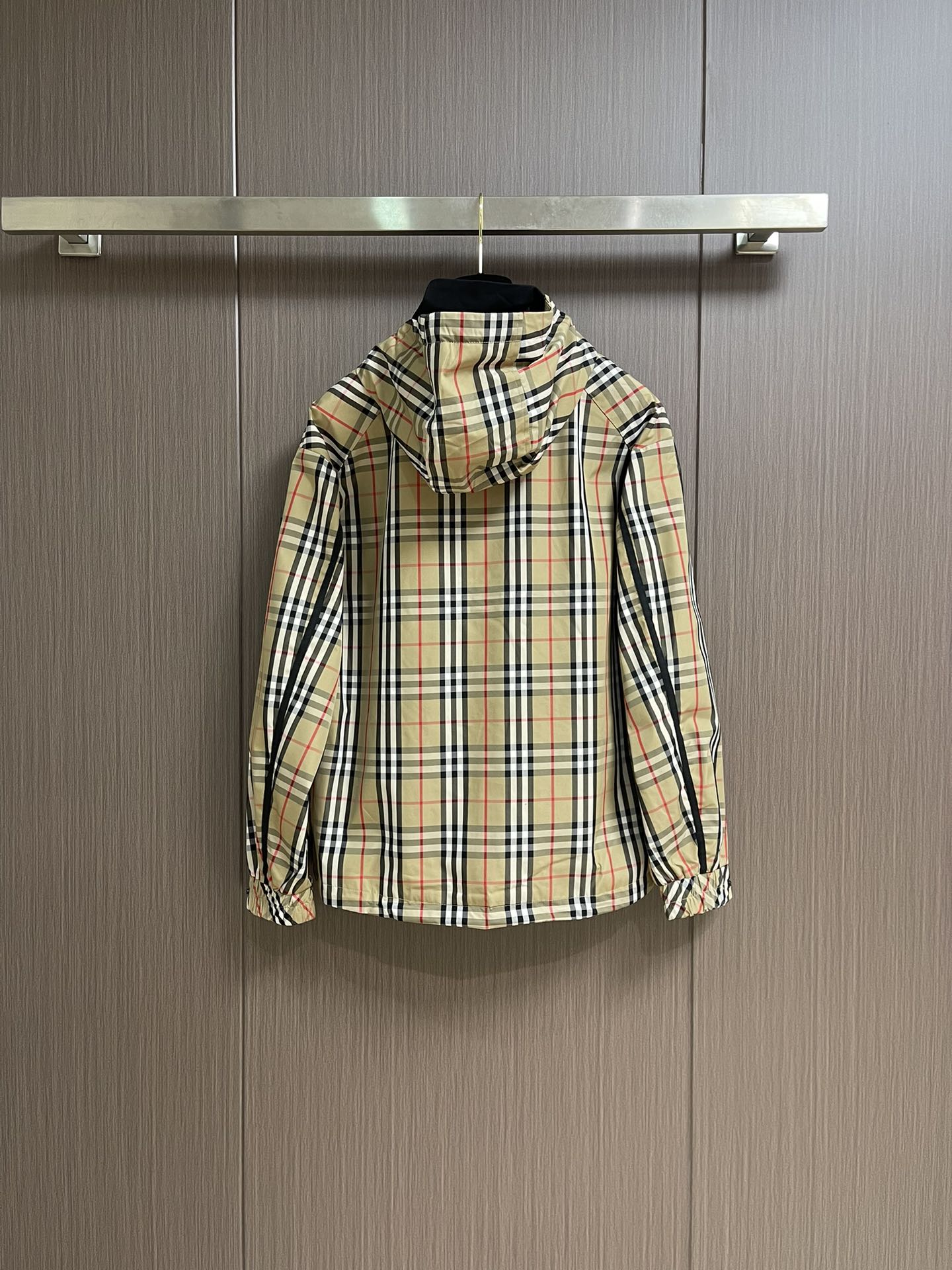 
Burbeyyr 2025ss早秋男士连帽夹克外套，极简的基础上衍生出非凡的创意，用巧妙的设计手法进行