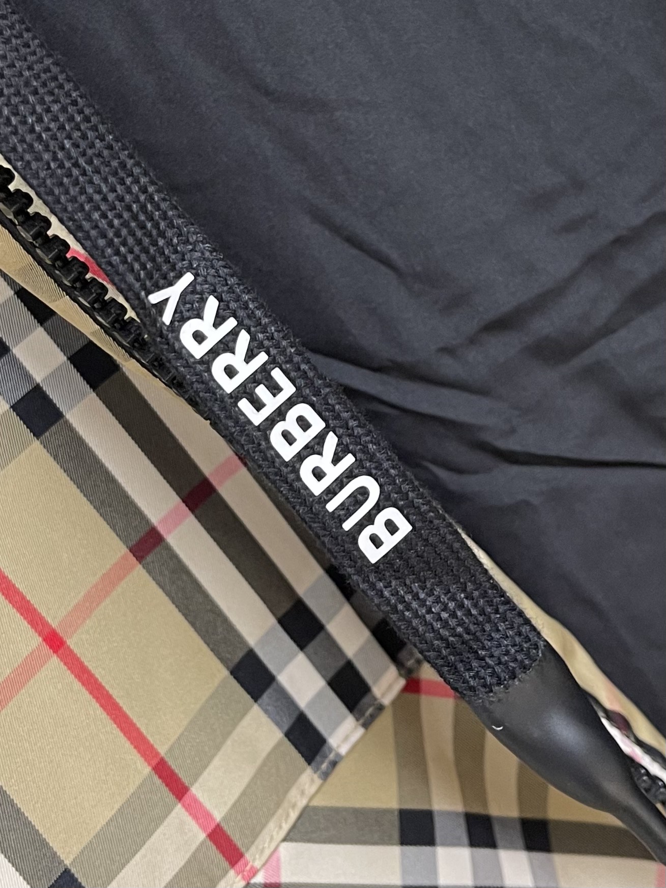 
Burbeyyr 2025ss早秋男士连帽夹克外套，极简的基础上衍生出非凡的创意，用巧妙的设计手法进行