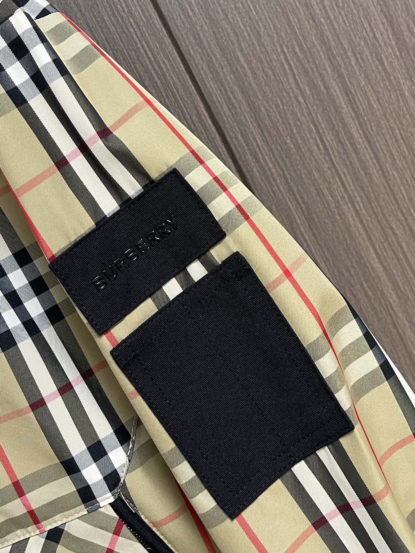 
Burbeyyr 2025ss早秋男士连帽夹克外套，极简的基础上衍生出非凡的创意，用巧妙的设计手法进行