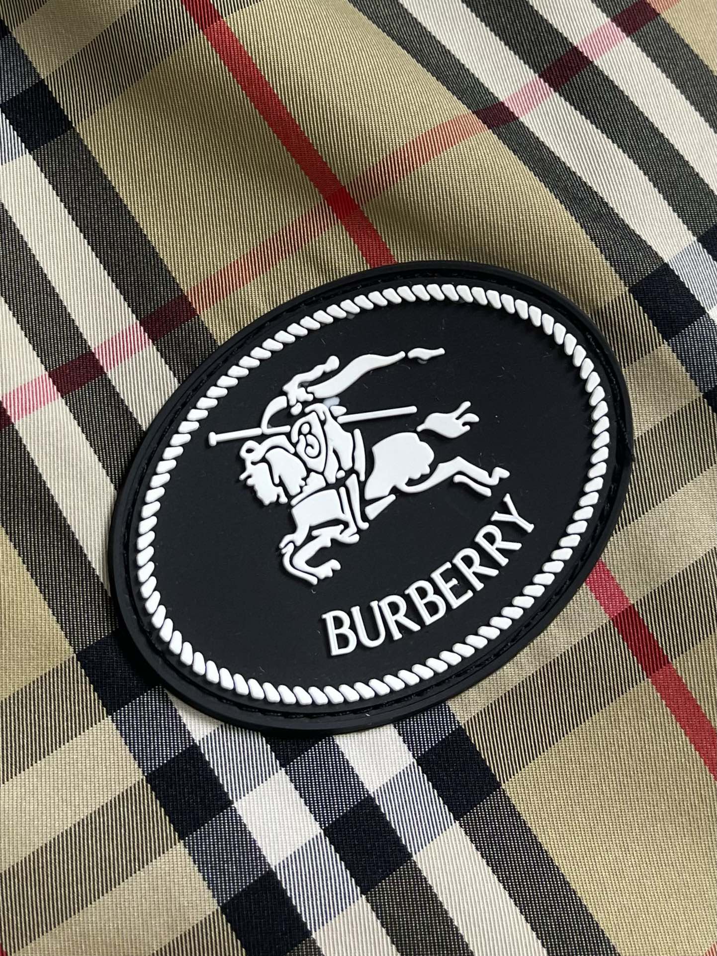 
Burbeyyr 2025ss早秋男士连帽夹克外套，极简的基础上衍生出非凡的创意，用巧妙的设计手法进行