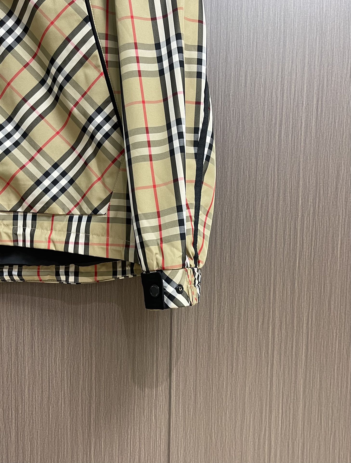 
Burbeyyr 2025ss早秋男士连帽夹克外套，极简的基础上衍生出非凡的创意，用巧妙的设计手法进行