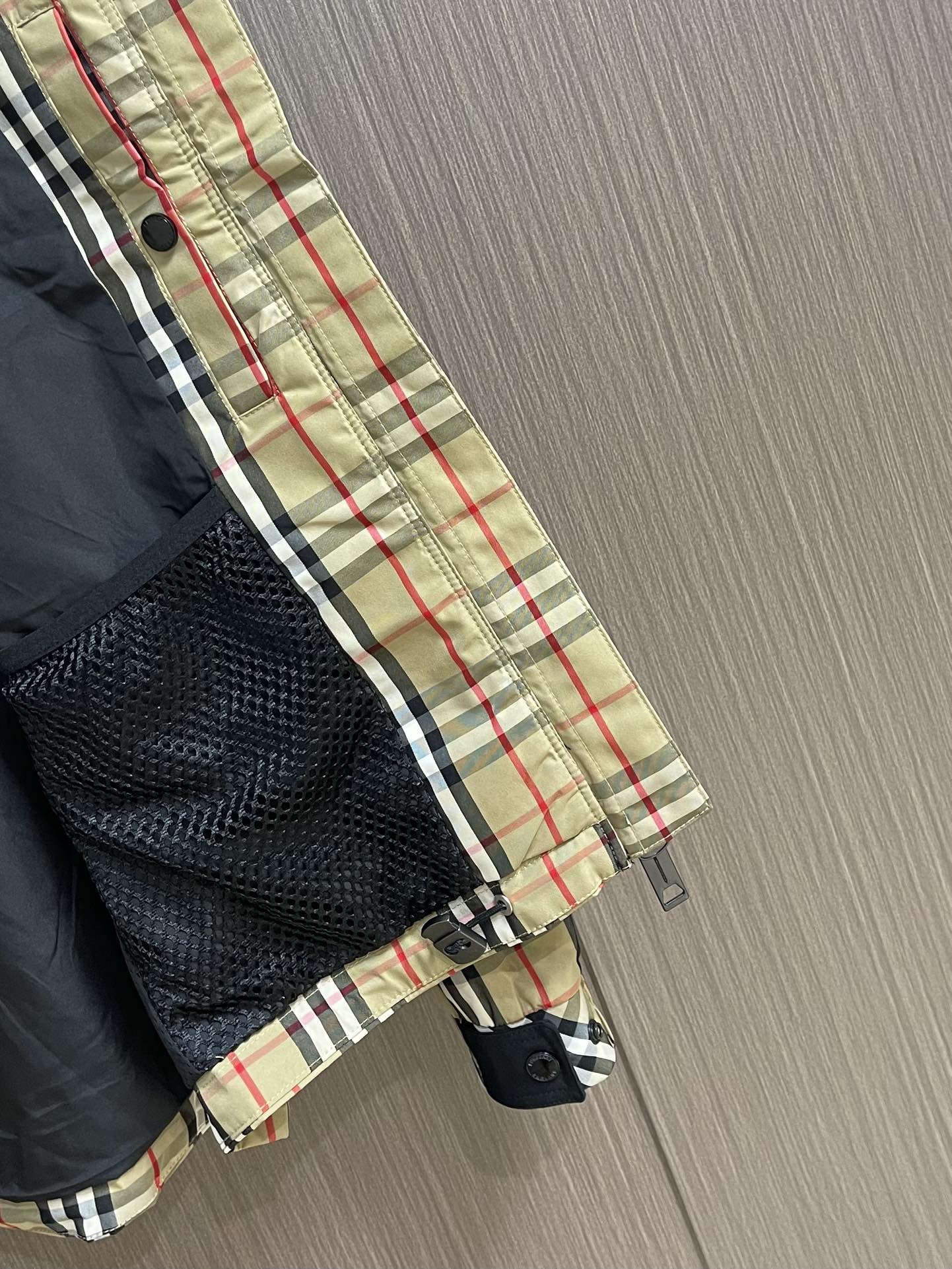 
Burbeyyr 2025ss早秋男士连帽夹克外套，极简的基础上衍生出非凡的创意，用巧妙的设计手法进行