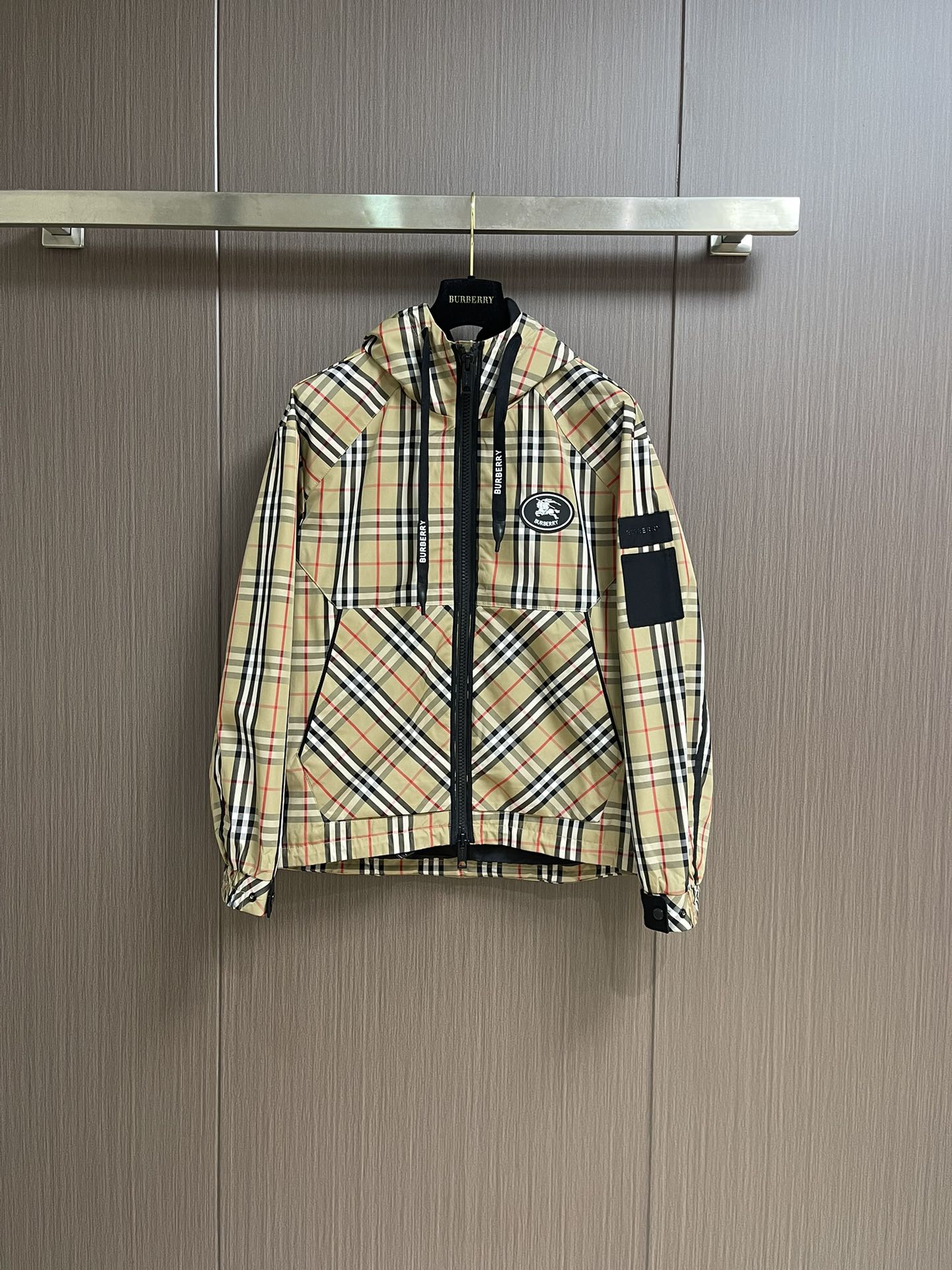 NO:514165,Burbeyyr Ss men's hooded jacket jacket on the early autumn, derived extraordinary creativity on the basis of minimalism, using clever design techniques to innovate elsewhere, the front design is broken and intertwined with contrasting color cloth, forming a strong hedge, and the visual effect is unique, with a brand logo printed on the chest decoration, which is simple and atmospheric, demonstrating the brand identity and status.  The sleeves are equipped with the brand's exclusive design, which echoes the front chest print, which is both sporty and fashionable!  It has a distinct recognition, showing the vitality of the city, and is highly shaped and practical!  The fabric is made of Japanese Toray company customized fabric (a first-line luxury clothing royal fabric manufacturer) with waterproof and windproof characteristics, both comfort and breathability, the upper body is light and burden-free, the hooded design has a strong sense of detail and quality. All auxiliary materials are supplied by customers and all auxiliary materials are engraved with a brand logo, which is very expensive, luxurious and high-end!  The details show the ingenious craftsmanship, and the auxiliary materials are all supplied to customers. The workmanship is extremely rigorous and sophisticated. The whole contour structure continues the basic form of the brand, expressing the simple and atmospheric characteristics in place. The upper body shape is full, and it can easily control various body shapes. The outfit meets the needs of the transition season!  Size 48-56, Burberry, Jackets & coats, Jackets & coats, Hats, Alexander wang19860909Burbeyyr ss早秋男士连帽夹克外套,极简的基础上衍生出非凡的创意,用巧妙的设计手法进行别处一格的创新,前幅设计破缝拼接撞色布,形成强烈的对冲,设觉效果别具一格,胸前饰印有品牌LOGO,简单大气,彰显品牌身份地位．袖子搭载品牌专属章仔设计,与前胸印花形成呼应,即运动又时尚！辨识度鲜明,尽显都市活力色彩,且塑造性和实穿性极高！面料选用日本东丽公司订制面料（一线奢侈品成衣御用面料商）具备防水防风特性,舒适性与透气性兼备,上身轻便且无负担感,连帽的设计,整体细节品质感超强,辅料全系客供,全客供辅料,都刻有品牌LOGO,非常贵奢高级！细节之处尽显匠心工艺,辅料皆为客供,做工极为严谨考究,通体的轮廓构造延续品牌基础形态,将简约大气的特征表现到位,上身型款十足,轻松驾驭各种身型,穿搭符合过渡季的需求！尺码48-56,,burberry,jackets & coats,jackets & coats,hats,alexander wang,Men's clothing