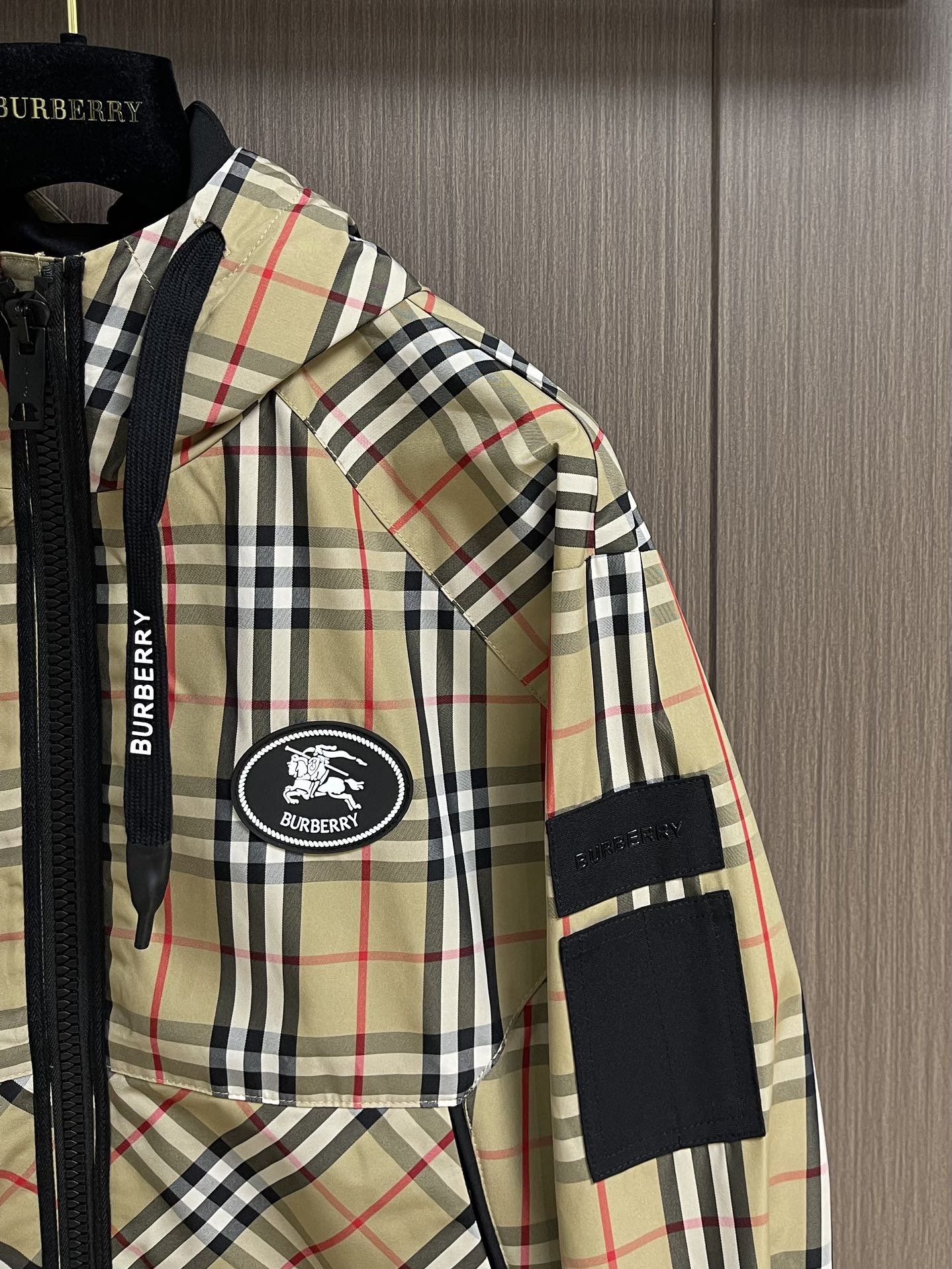 
Burbeyyr 2025ss早秋男士连帽夹克外套，极简的基础上衍生出非凡的创意，用巧妙的设计手法进行