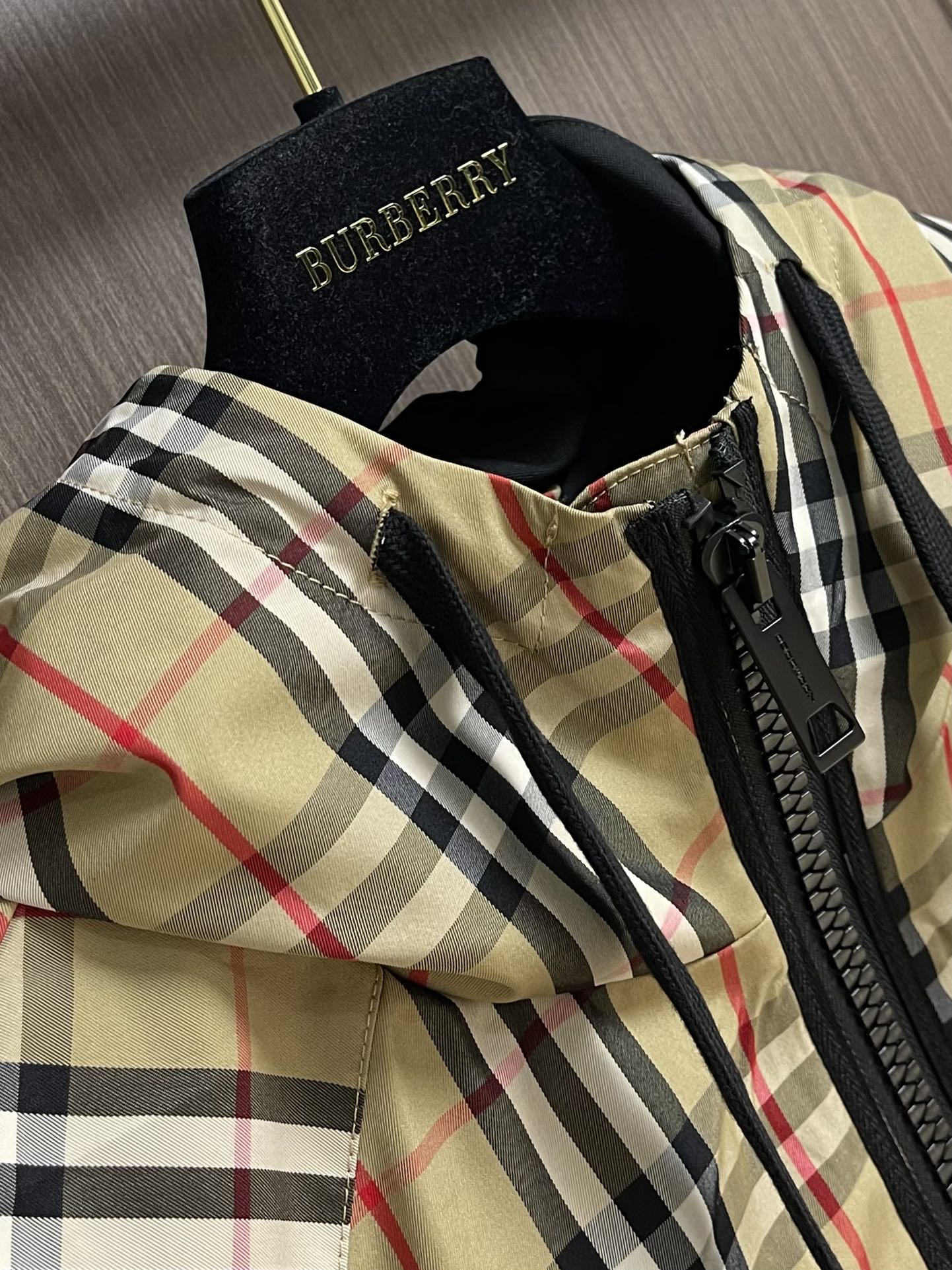 
Burbeyyr 2025ss早秋男士连帽夹克外套，极简的基础上衍生出非凡的创意，用巧妙的设计手法进行