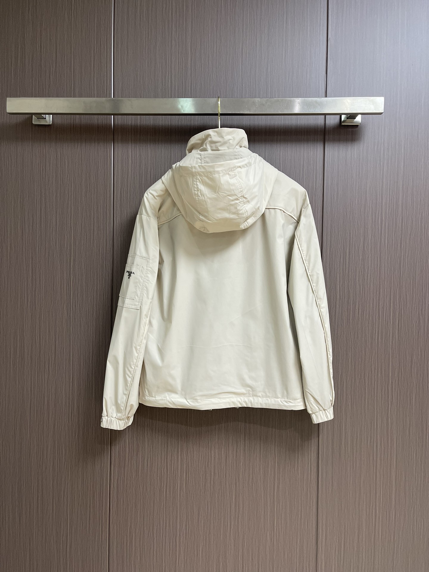
Prada 2025SS秋季新款连帽夹克外套，胸前搭配标志性珐琅三角徽章标识，属于灵魂式点缀，夹克属于