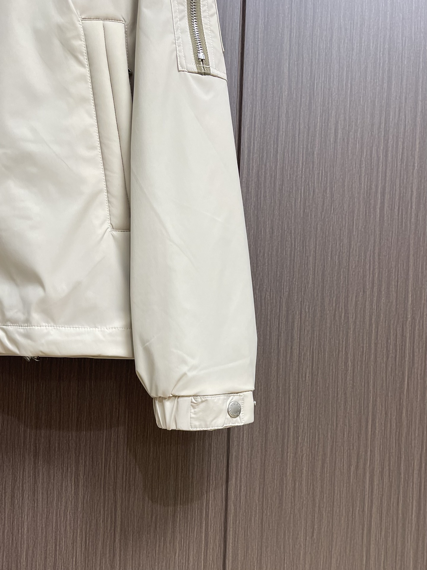 
Prada 2025SS秋季新款连帽夹克外套，胸前搭配标志性珐琅三角徽章标识，属于灵魂式点缀，夹克属于