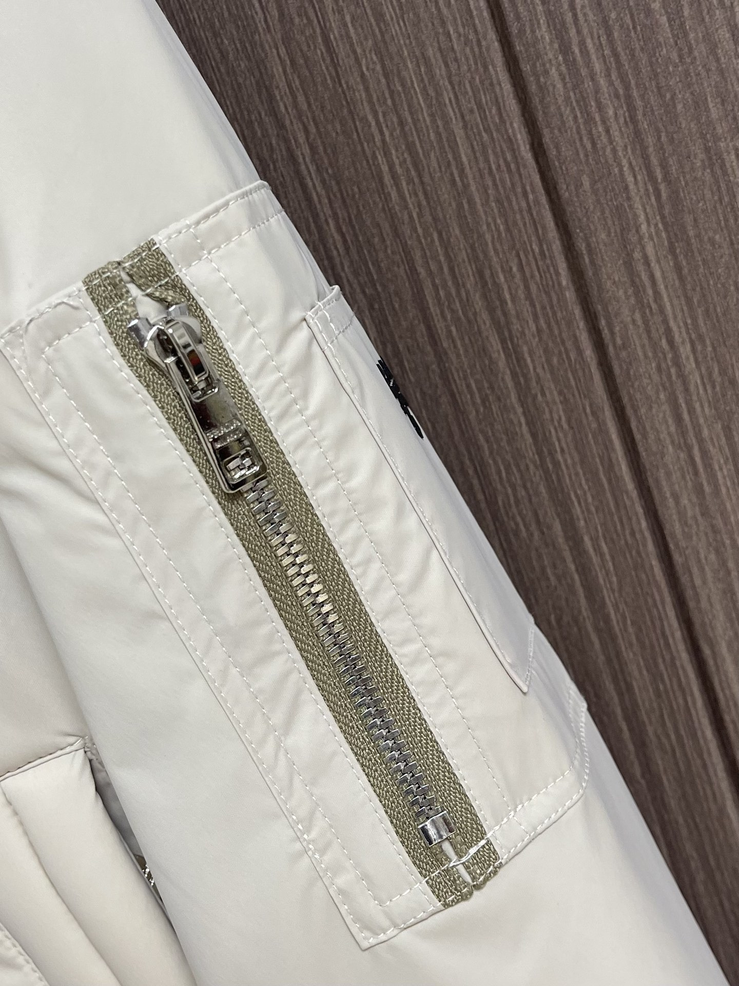 
Prada 2025SS秋季新款连帽夹克外套，胸前搭配标志性珐琅三角徽章标识，属于灵魂式点缀，夹克属于