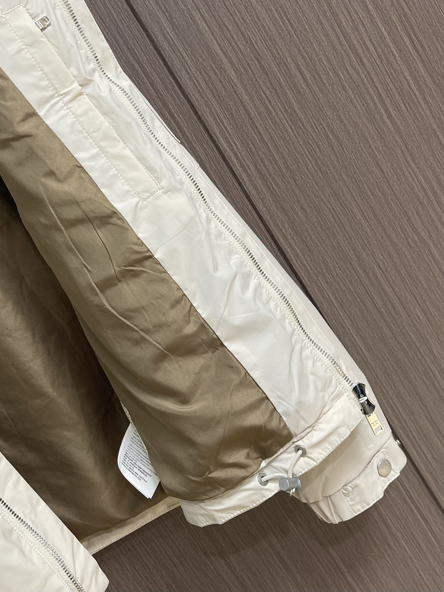 
Prada 2025SS秋季新款连帽夹克外套，胸前搭配标志性珐琅三角徽章标识，属于灵魂式点缀，夹克属于