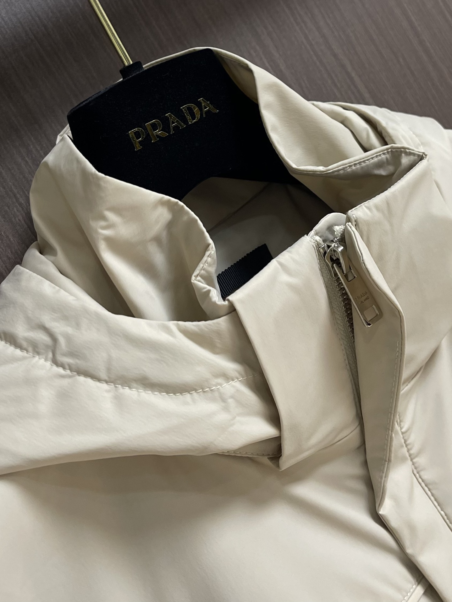 
Prada 2025SS秋季新款连帽夹克外套，胸前搭配标志性珐琅三角徽章标识，属于灵魂式点缀，夹克属于