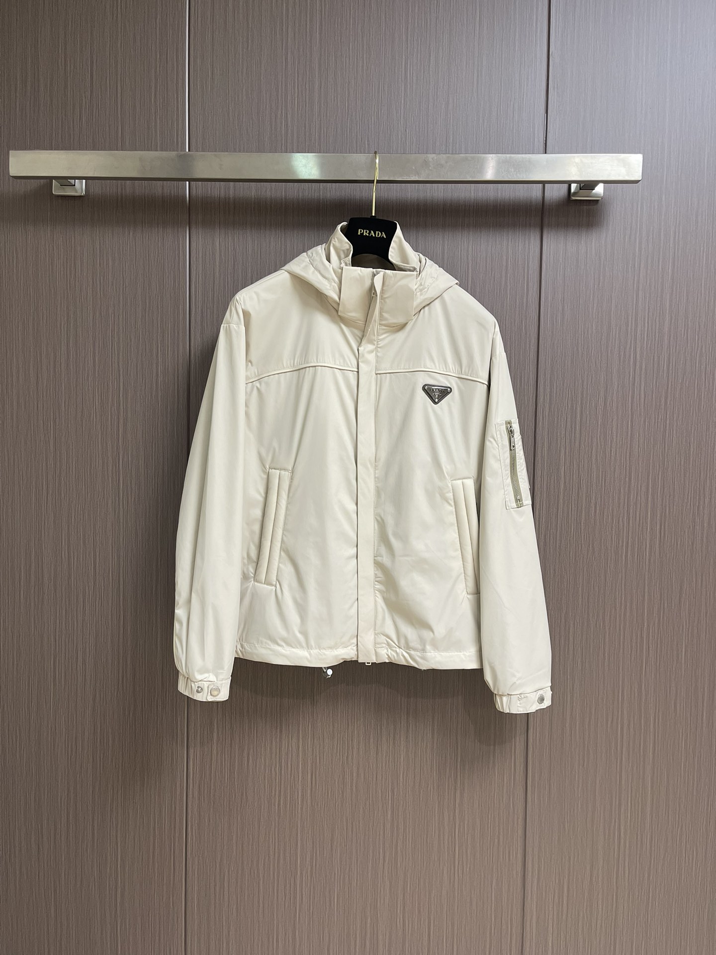 
Prada 2025SS秋季新款连帽夹克外套，胸前搭配标志性珐琅三角徽章标识，属于灵魂式点缀，夹克属于