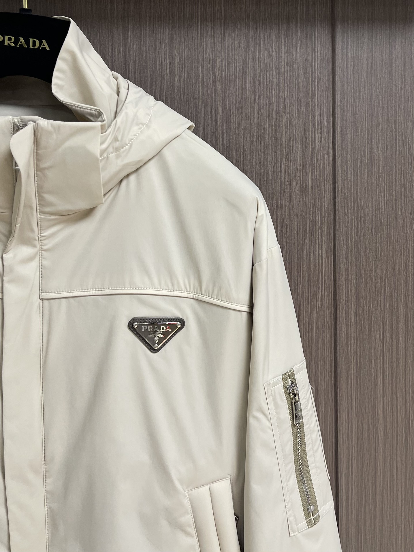 
Prada 2025SS秋季新款连帽夹克外套，胸前搭配标志性珐琅三角徽章标识，属于灵魂式点缀，夹克属于