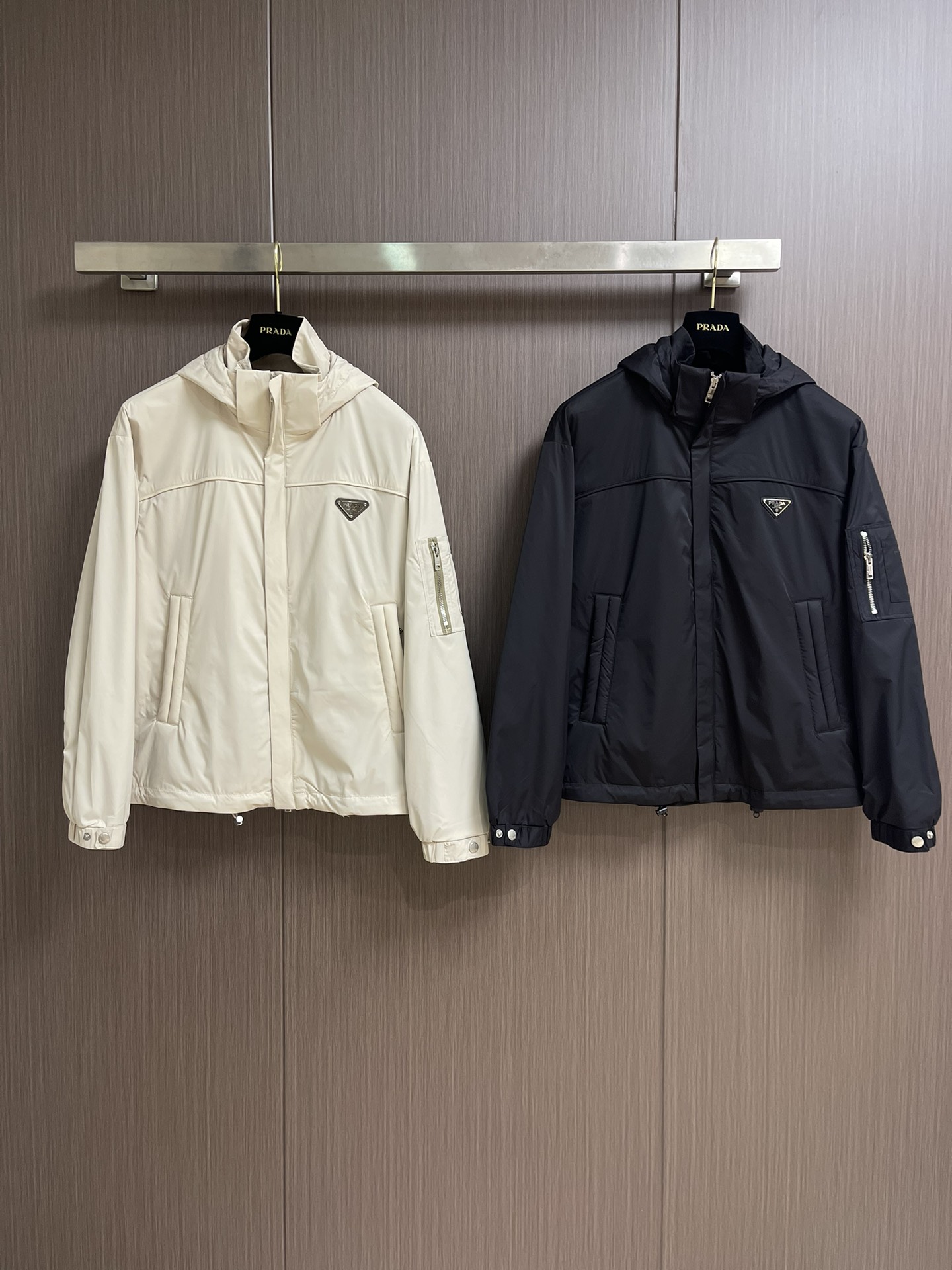 
Prada 2025SS秋季新款连帽夹克外套，胸前搭配标志性珐琅三角徽章标识，属于灵魂式点缀，夹克属于