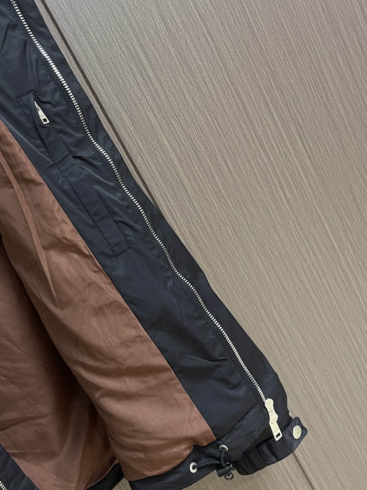 
Prada 2025SS秋季新款连帽夹克外套，胸前搭配标志性珐琅三角徽章标识，属于灵魂式点缀，夹克属于