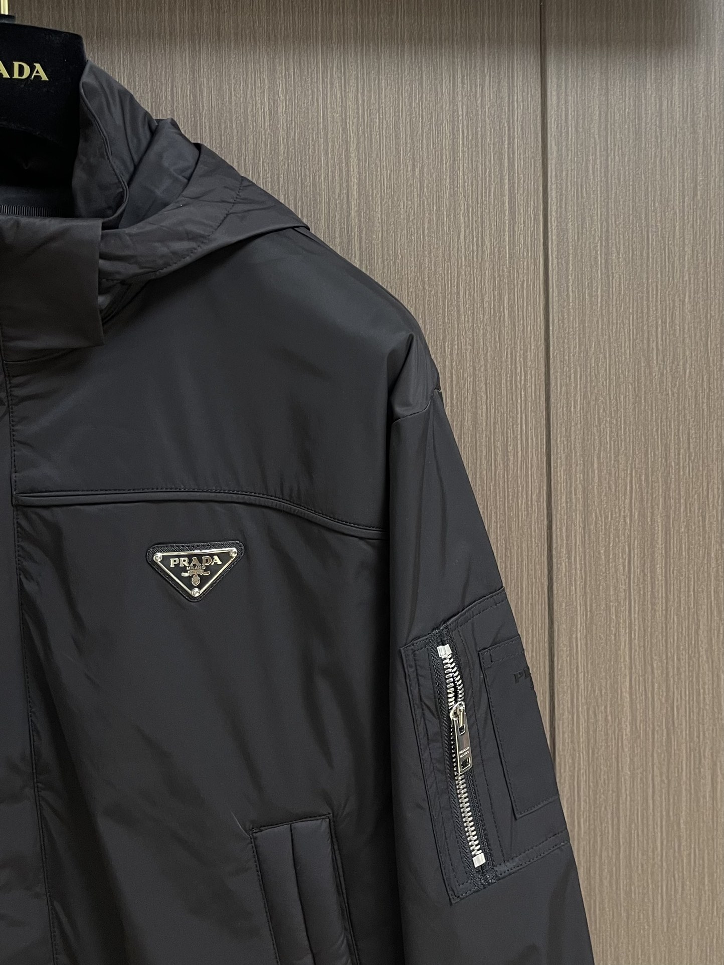 
Prada 2025SS秋季新款连帽夹克外套，胸前搭配标志性珐琅三角徽章标识，属于灵魂式点缀，夹克属于