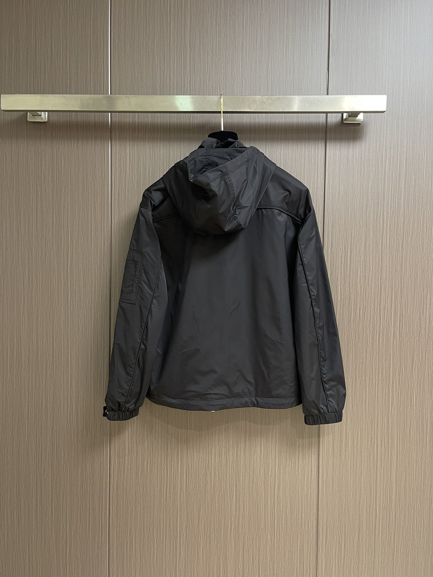 
Prada 2025SS秋季新款连帽夹克外套，胸前搭配标志性珐琅三角徽章标识，属于灵魂式点缀，夹克属于