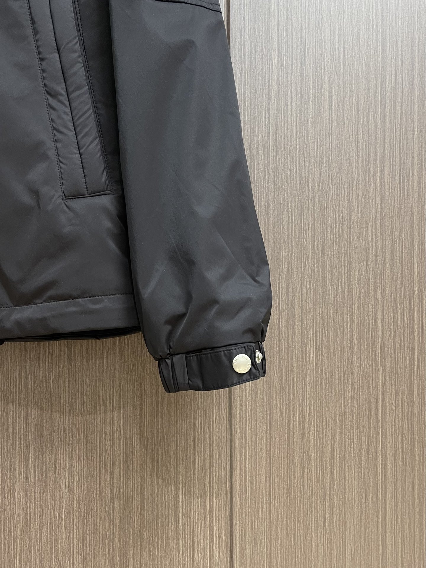 
Prada 2025SS秋季新款连帽夹克外套，胸前搭配标志性珐琅三角徽章标识，属于灵魂式点缀，夹克属于