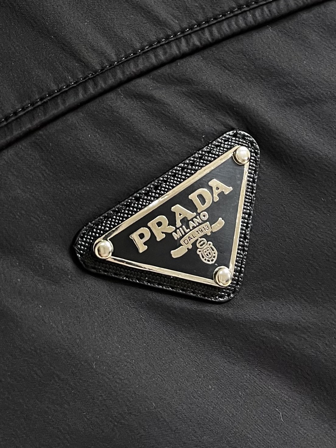 
Prada 2025SS秋季新款连帽夹克外套，胸前搭配标志性珐琅三角徽章标识，属于灵魂式点缀，夹克属于