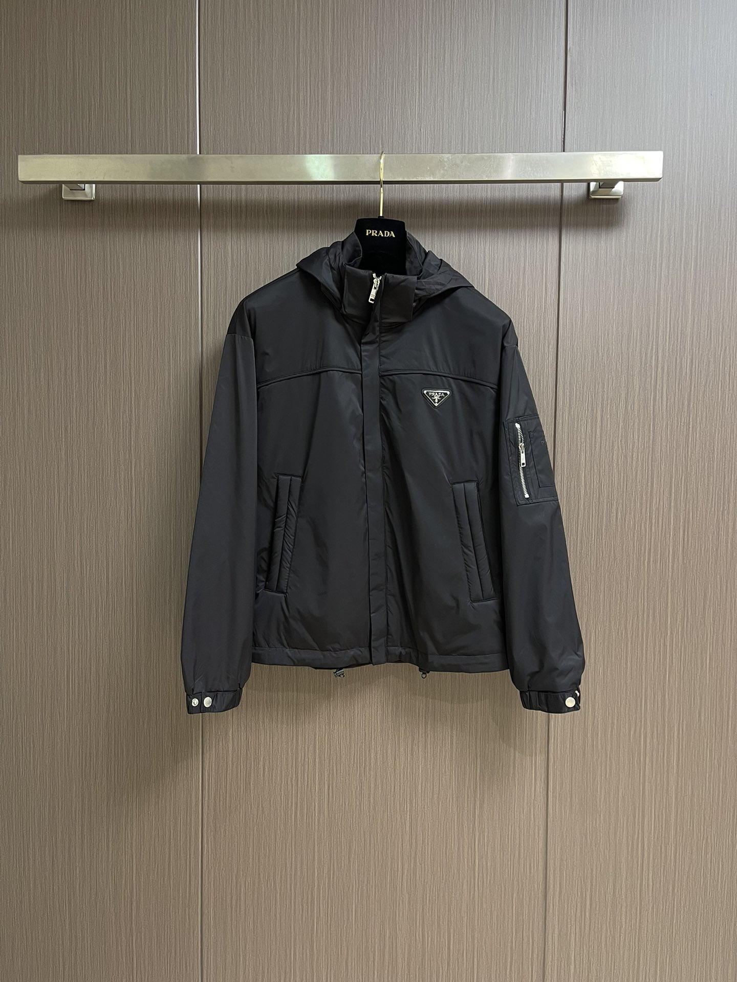 NO:514167,Prada SS autumn new hooded jacket jacket, with the iconic enamel triangle badge logo on the chest, which is a soul-style embellishment. The jacket is an excellent equipment in the transition season. It is an extremely versatile jacket during the dressing season. It is suitable for both street style and outdoor sports and leisure. Size 48-56,,prada, jackets & coats, jackets & coats,hats,alexander wang19860909Prada SS秋季新款连帽夹克外套,胸前搭配标志性珐琅三角徽章标识,属于灵魂式点缀,夹克属于过渡季优秀的装备,在穿搭季属于极为百搭的一款外套,出街造型、户外运动休闲皆宜.尺码48-56,,prada,jackets & coats,jackets & coats,hats,alexander wang,Men's clothing