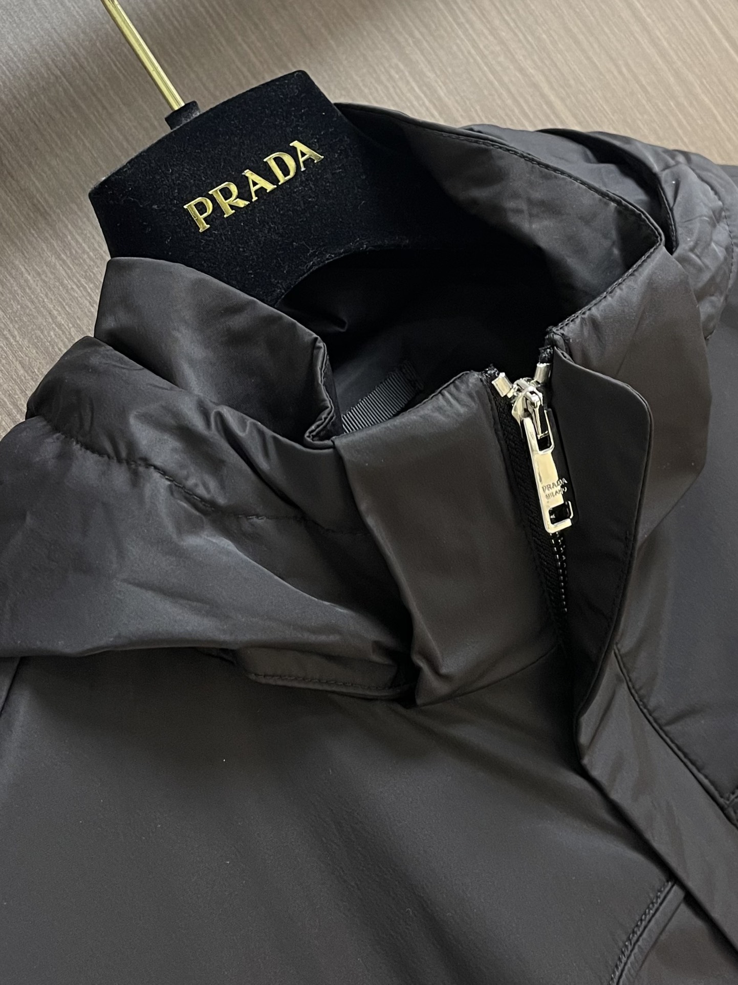 
Prada 2025SS秋季新款连帽夹克外套，胸前搭配标志性珐琅三角徽章标识，属于灵魂式点缀，夹克属于