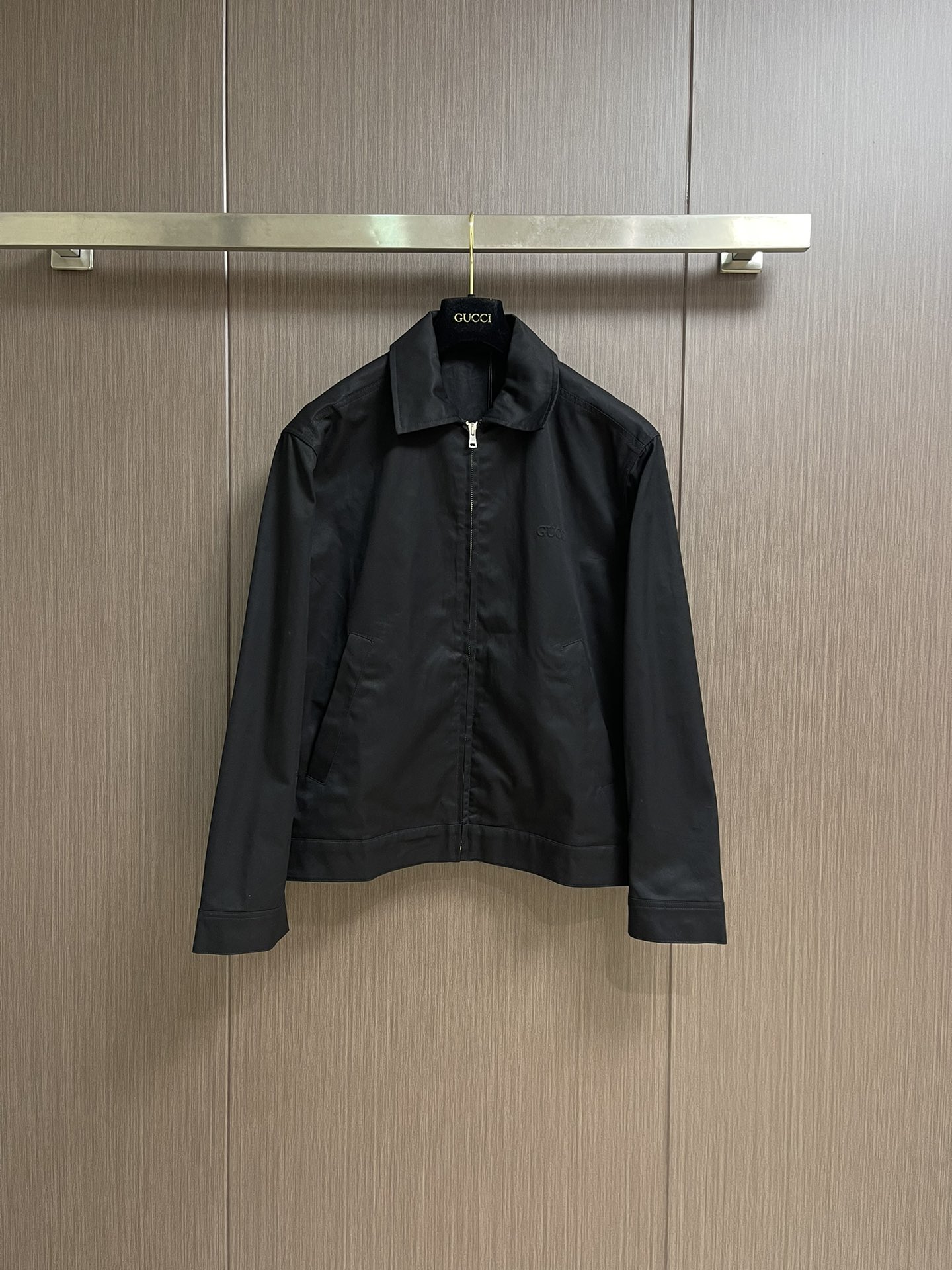 NO:515195,Tops Pants Gucci  The new 2025SS autumn letter embossed small-label jacket casual pants suit is crisp, wear-resistant and soft and comfortable. The overall design is simple and atmospheric, with low-key black as the main tone, carefully embellished with the same color webbing decoration, adding a sense of layering to the overall shape. The collar adopts a neat pointed collar design, paired with zipper front closure, which combines practicality and fashion sense. The long-sleeved tailoring fits the arm lines, and the front has a practical pocket. It is particularly worth mentioning that the designer cleverly incorporates Gucci printed embossed logo on the back, which complements the details of the webbing. The internal structure of the semi-liner ensures comfort in wearing while maintaining a crisp silhouette. The whole piece perfectly interprets the brand's low-key and luxurious design concept through exquisite twill cotton fabric treatment and exquisite detail decoration, showing the elegant temperament and extraordinary taste of the urban elite. Size S-XL  46-52,,gucci,jackets & coats,jackets & coats,alexander wang19860909上衣 裤子 Gucci 2025SS秋季新款字母压花小标夹克外套休闲裤套装,质地挺括耐磨又不失柔软舒适.整体设计简约大气,以低调的黑色为主调,精心点缀同色系织带装饰,为整体造型增添层次感.领部采用利落的尖领设计,搭配拉链前襟开合,兼具实用性与时尚感.长袖剪裁贴合手臂线条,前幅设有实用口袋.特别值得一提的是,设计师在后幅巧妙融入了Gucci印花压纹标识,与织带细节相得益彰.半衬里的内部构造确保穿着舒适度,同时保持的挺括廓形.整件通过精湛的斜纹棉面料处理工艺与考究的细节装饰,完美诠释了品牌低调奢华的设计理念,展现出都市精英的优雅气质与不凡品味.尺码S-XL 46-52,,gucci,jackets & coats,jackets & coats,alexander wang,Men's clothing