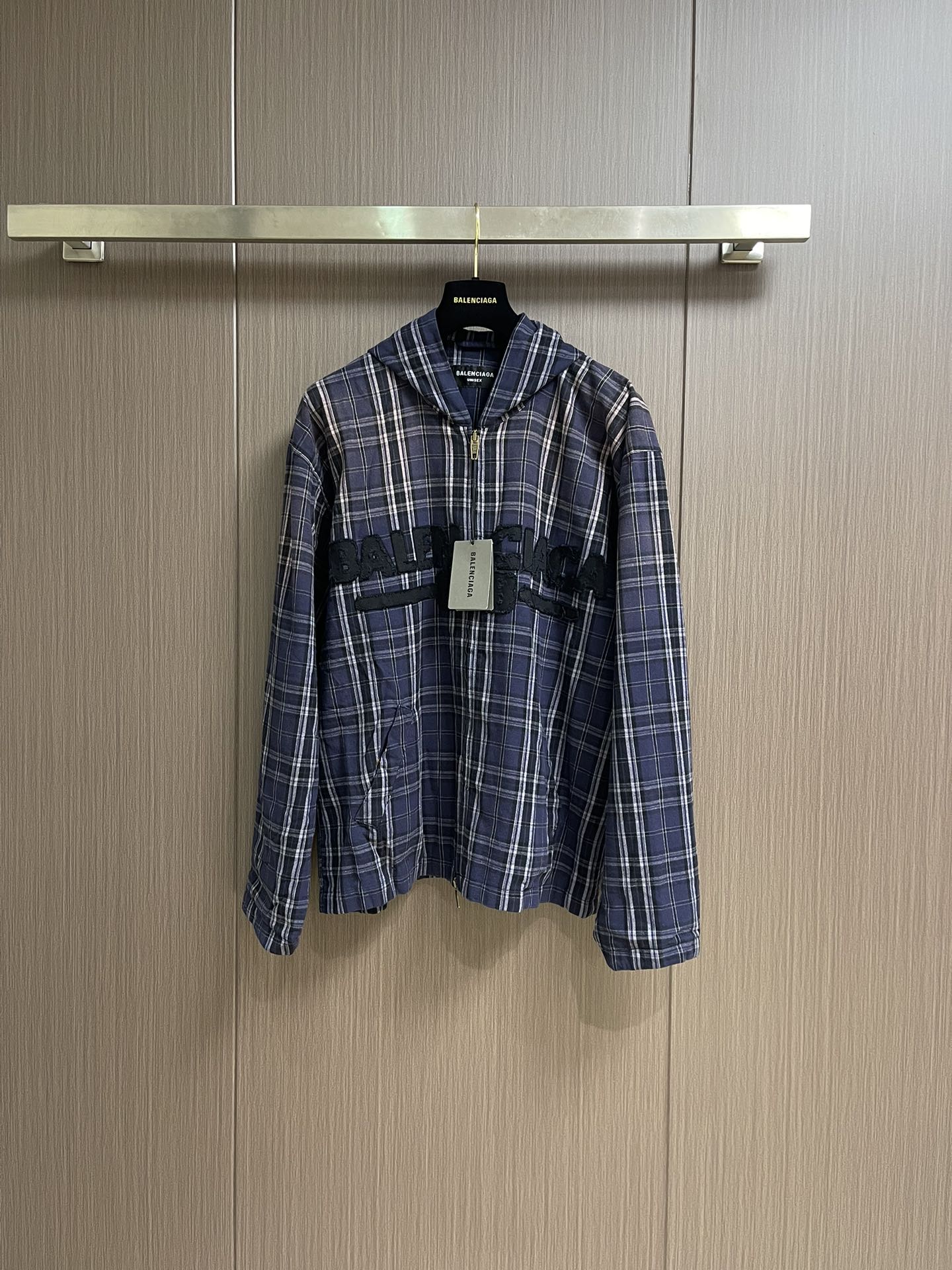 NO:515193,Tops, pants, Balenciaga 2025SS fall new style, navy blue color-blocked plaid hooded zipper sweatshirt jacket, hoodie set, customized dyed plaid cotton fabric, large cut (grid-to-place tailoring) front decoration with logoatch (apple embroidery) art work Retro edge effect Aging and washing fading effect Neutral style Men and women same style. Size S-M-L,,balenciaga,hoodie,sweatshirts,jackets & coats,hats,alexander wang19860909上衣 裤子 Balenciaga 2025SS秋季新款 海军蓝拼色格纹连帽拉链卫衣外套卫裤套装,定制定染格纹棉质面料 大版剪裁（对格对位剪裁） 正面饰以logoatch（贴布绣）艺术作品 复古磨边效果 做旧和水洗褪色效果 中性款 男女同款.尺码S-M-L,,balenciaga,hoodie,sweatshirts,jackets & coats,hats,alexander wang,Men's clothing