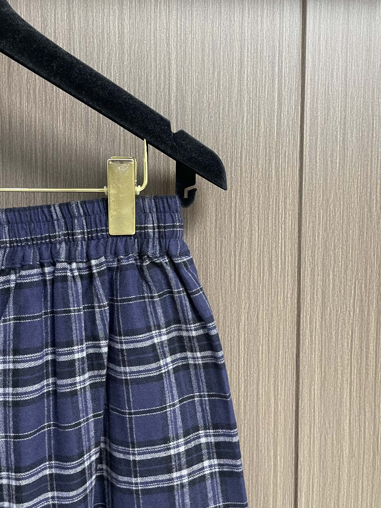  裤子
Balenciaga 2025SS秋季新款 海军蓝拼色格纹连帽拉链卫衣外套卫裤套装，定制定染格纹