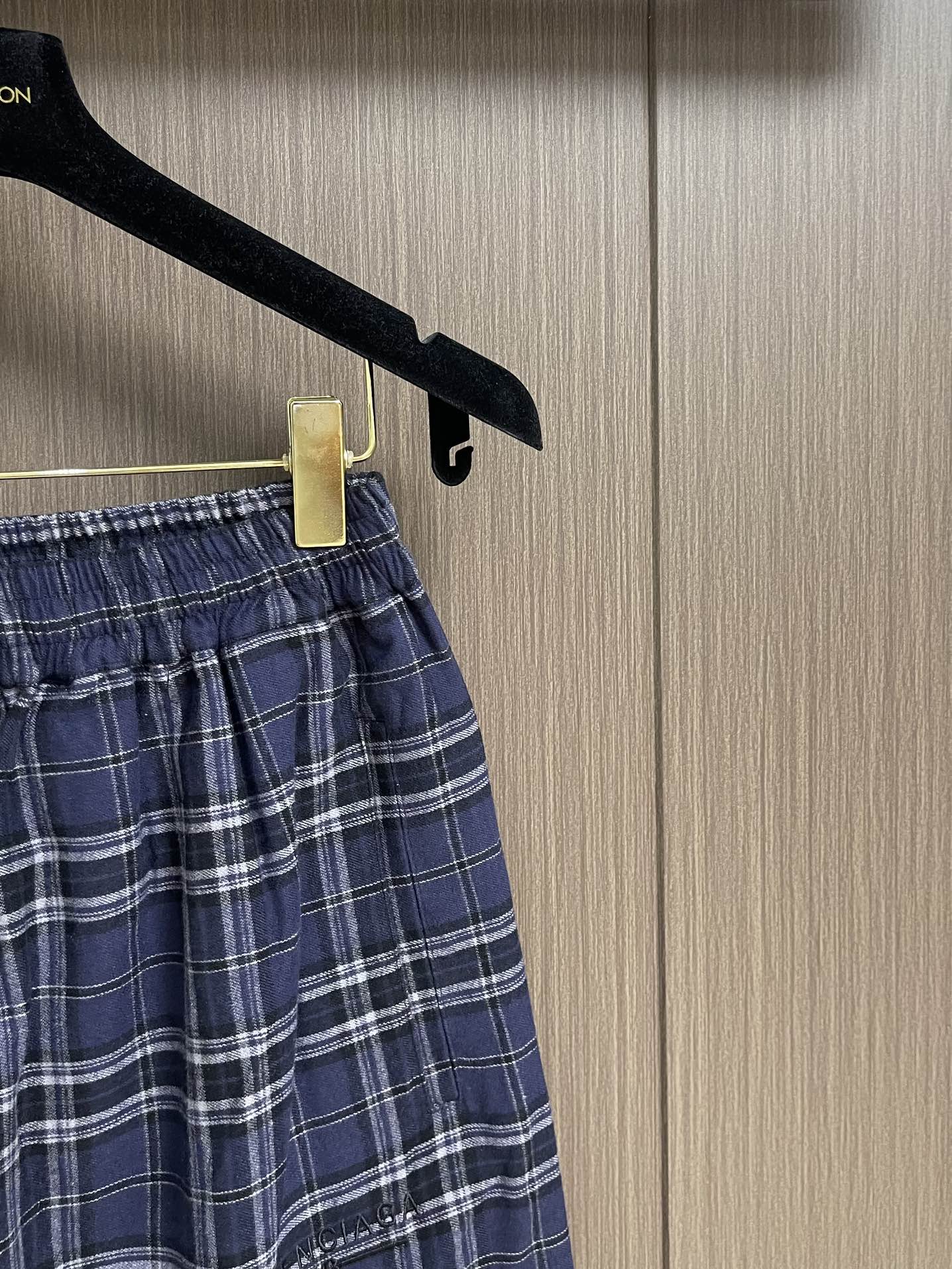  裤子
Balenciaga 2025SS秋季新款 海军蓝拼色格纹连帽拉链卫衣外套卫裤套装，定制定染格纹